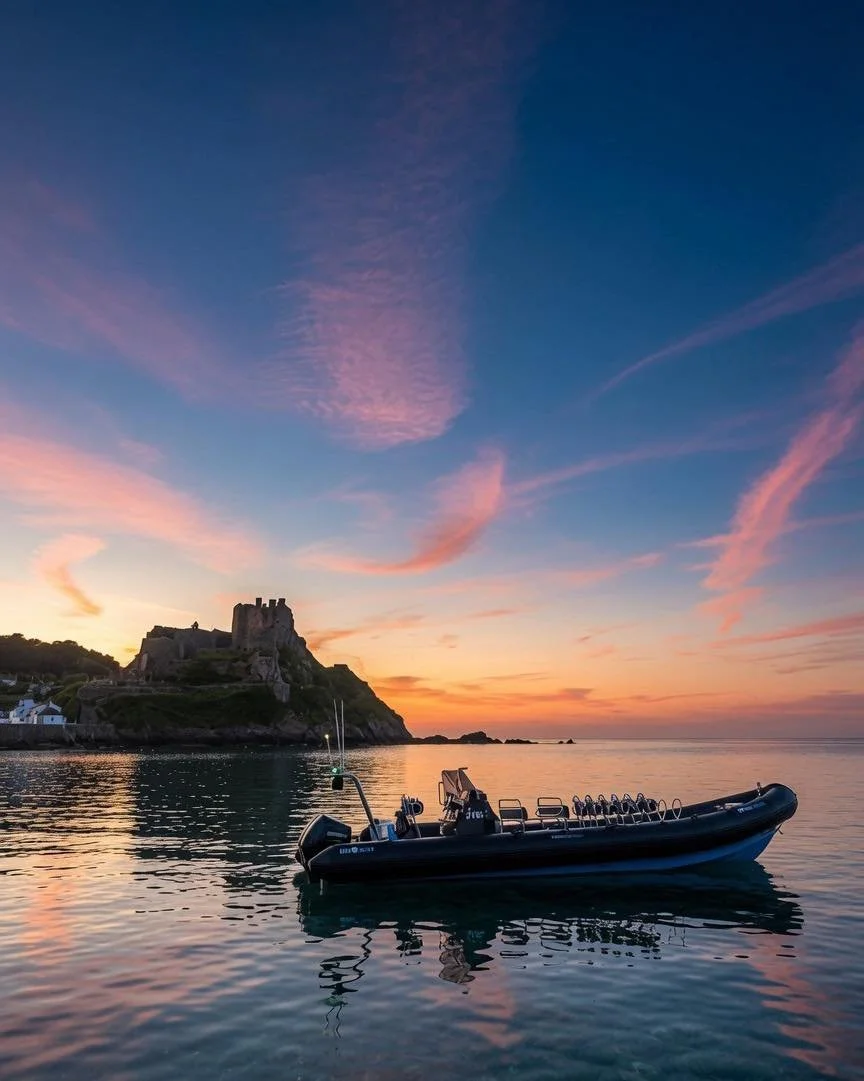 Not a bad office for the evening&hellip; 🌅
&bull;
&bull;
#JerseySeafaris #JerseyCI #VisitJersey #SunsetAtSea #LoveJersey #Gorey