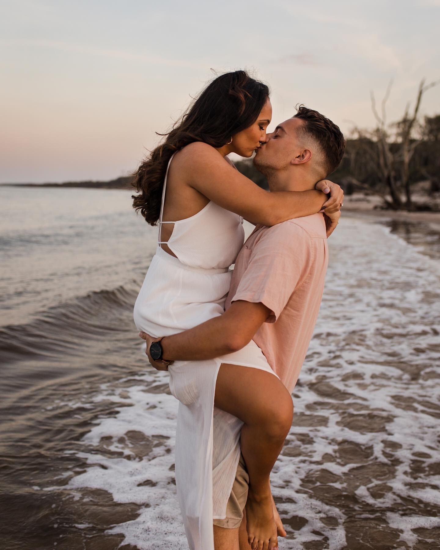 Do any other photographers do a little internal happy dance when their clients are cool with getting in the water at the end of a beach session? ⁣
⁣
Like, I never want to force it on anyone but passing that shoreline threshold just jumps your photos 