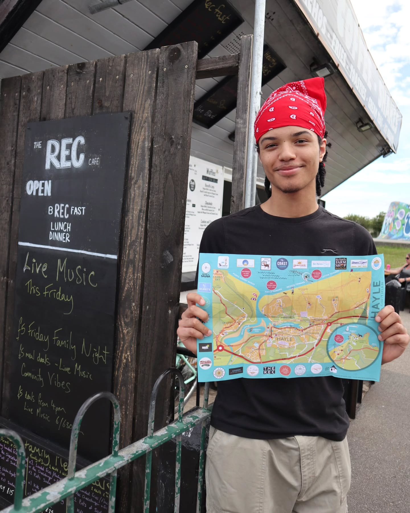 Hayle &amp; Gwithian ✨🏖️🦭 3 miles of sandy beaches and a wonderful community of businesses to keep you entertained! Try these:

THINGS TO DO
@stivespottery 
@gwithianbeachyoga
@penwithpitchandputt 
@escape.to.the.sauna 
@coastalconnectionscornwall
