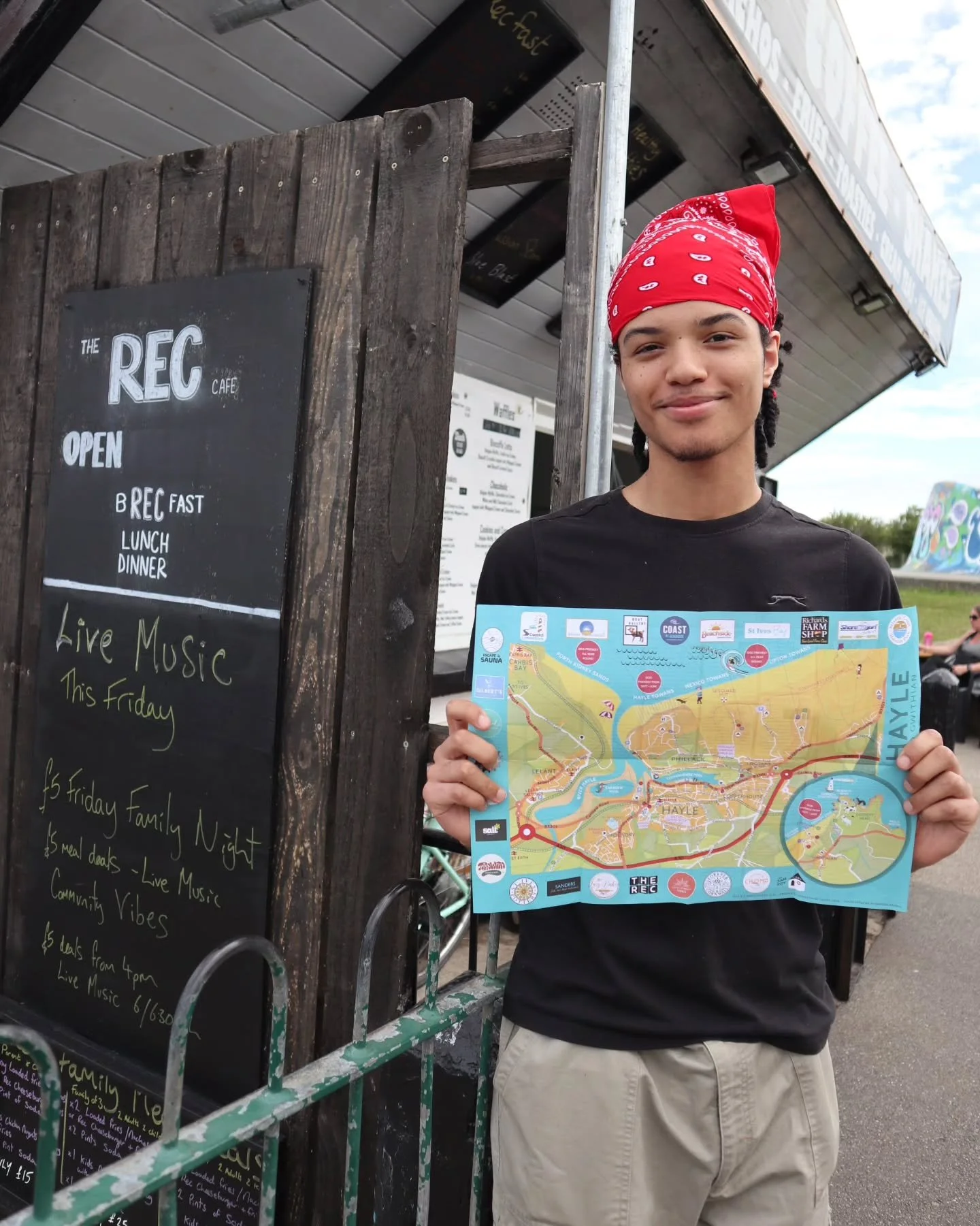 Hayle &amp; Gwithian ✨🏖️🦭 3 miles of sandy beaches and a wonderful community of businesses to keep you entertained! Try these:

THINGS TO DO
@stivespottery 
@gwithianbeachyoga
@penwithpitchandputt 
@escape.to.the.sauna 
@coastalconnectionscornwall
