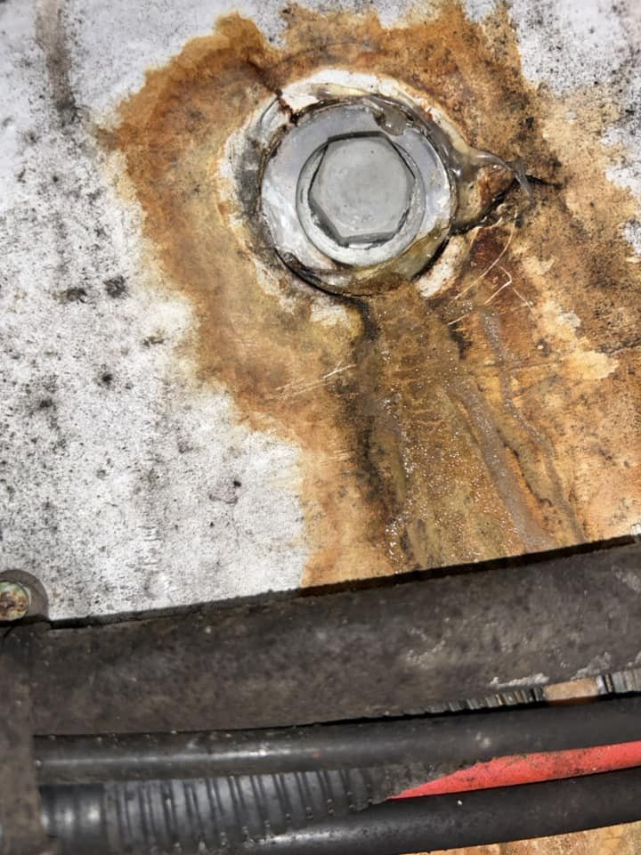 ENGINE BOLTS LEAKING.jpg