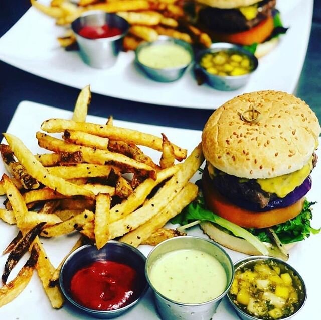 Hey order this delicious burger @tillysbklyn on Grubhub, DoorDash or UberEats .
.
.
#tillysbklyn #brooklyn #foodporn #greatVibes #foodgasm #ServingLoveAndLight #tasteoftillys #tillystogo #brunch #dinner #brunching #brunchtime #caribbean #caribbeanfoo