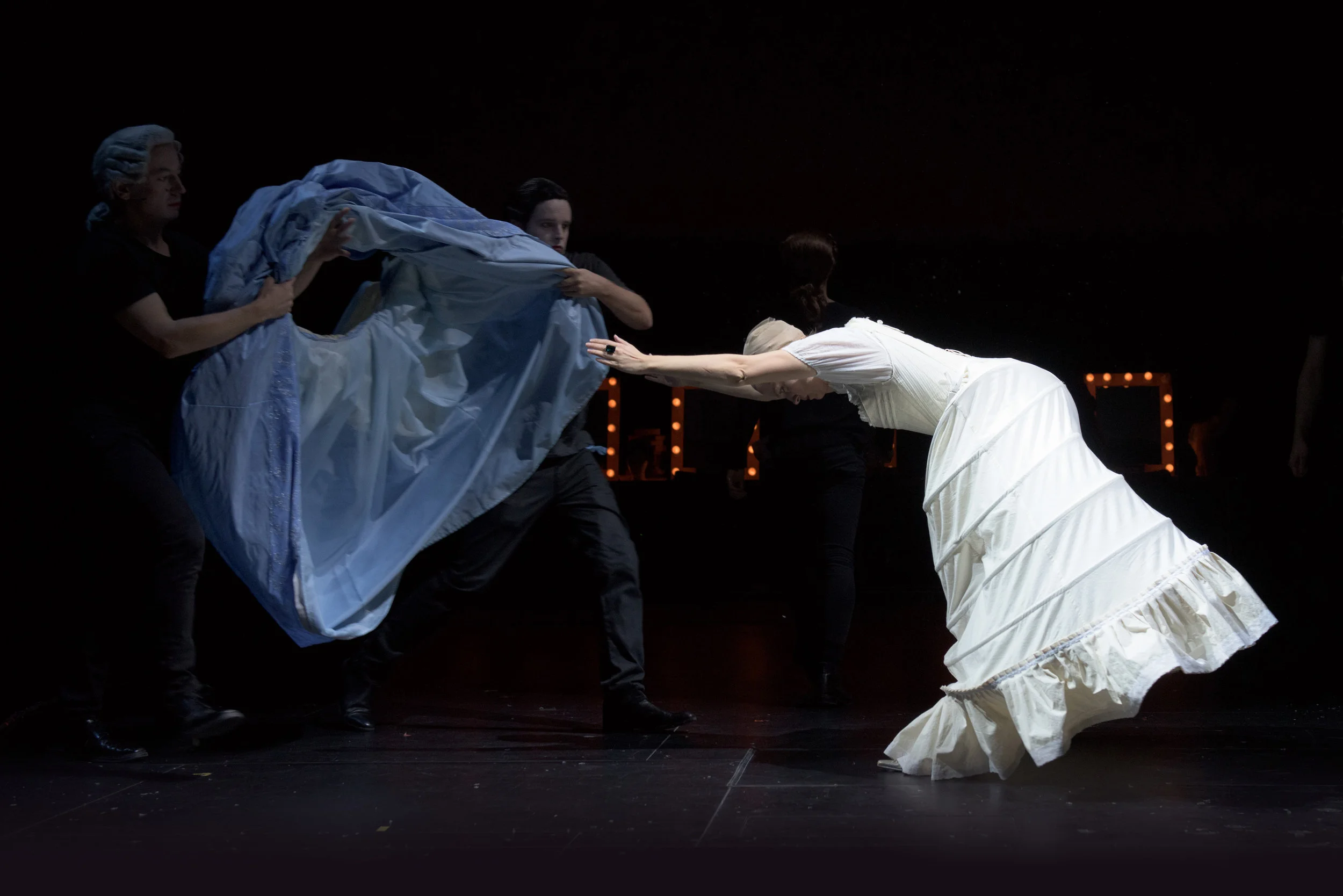 Orlando (Nina Ellen Ødegård) er blitt kvinne og må kle seg deretter. Alle foto: Stig Håvard Dirdal, Rogaland teater.