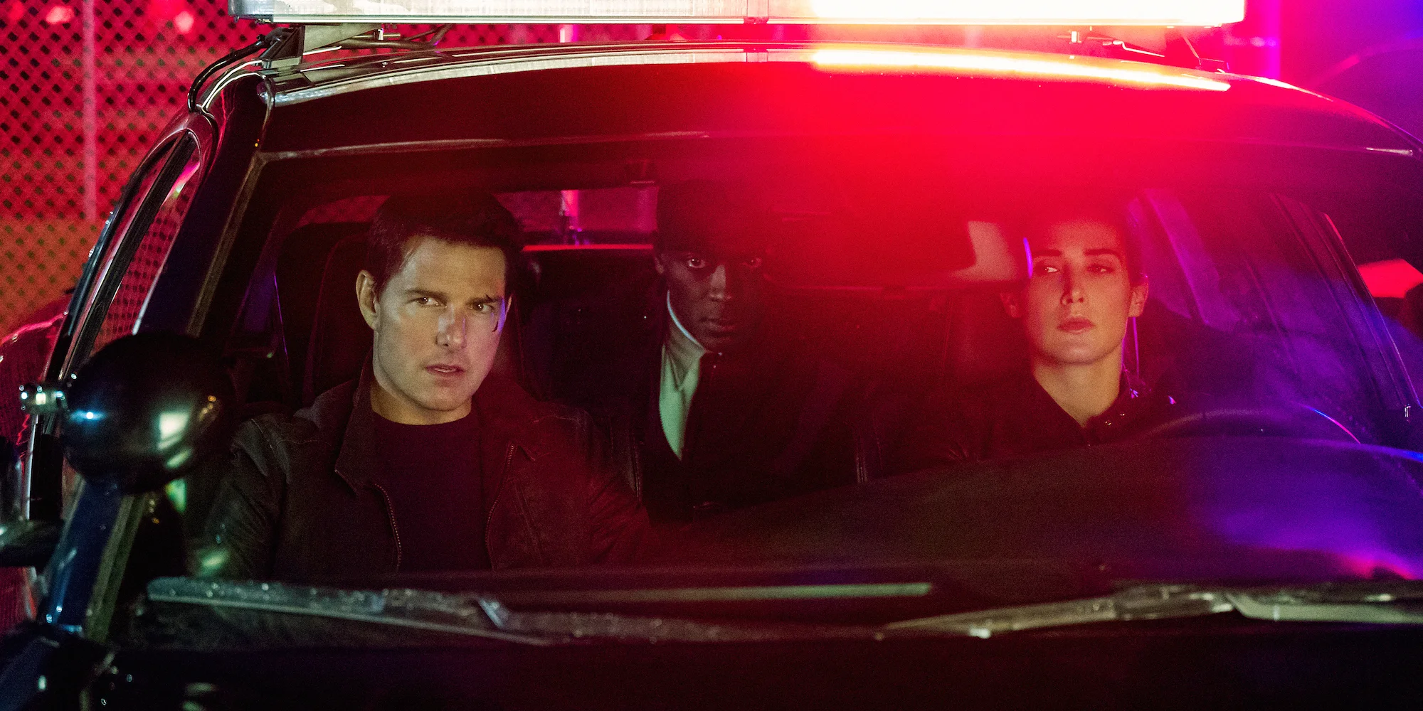 Major Turner (Cobie Smulders), til høyre, er en dame med bein i nesa som nekter å bli yndig staffasje rundt muskelbunten Jack Reacher.