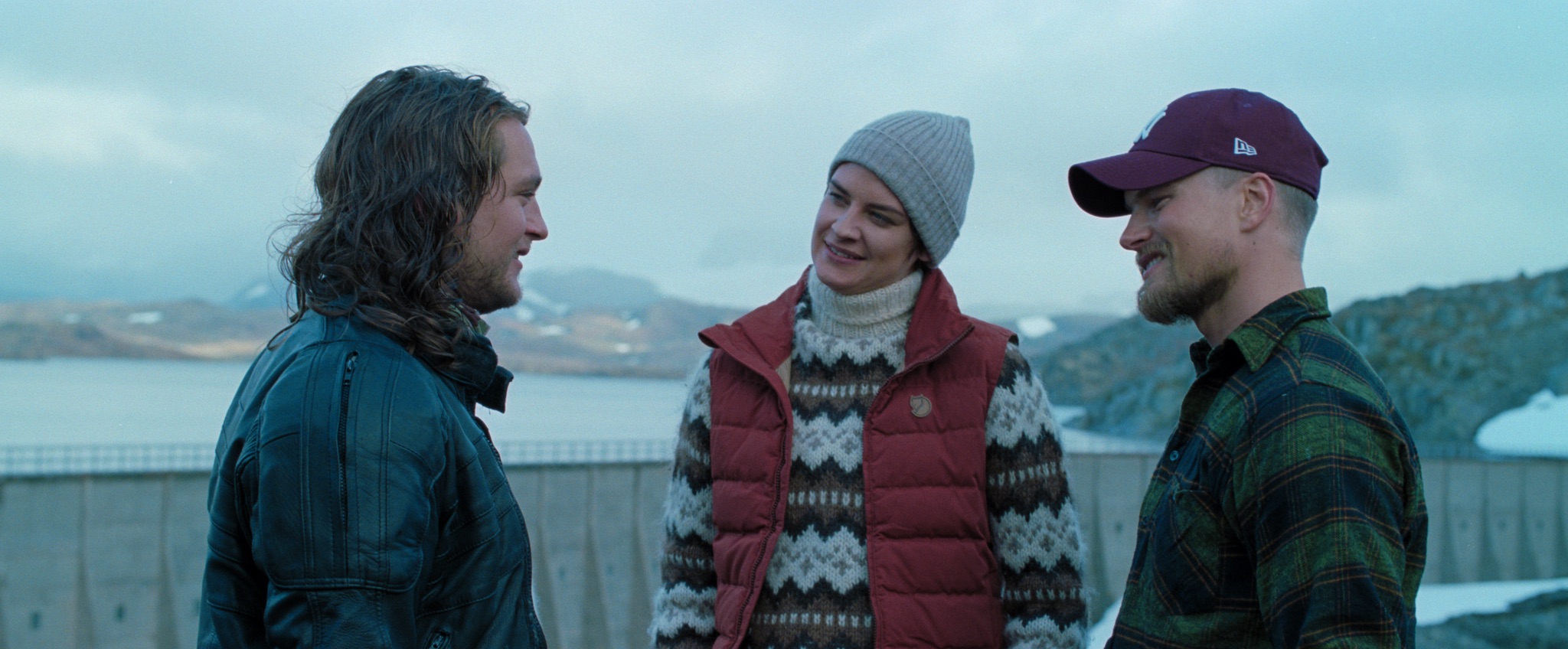 Tre venner med fortid i Afghanistan skal på fjelltur i Norge: Viktor (Benjamin Helstad), til venstre, Charlotte (Heidi Toini) og Adrian (Mads Sjøgård Pettersen).