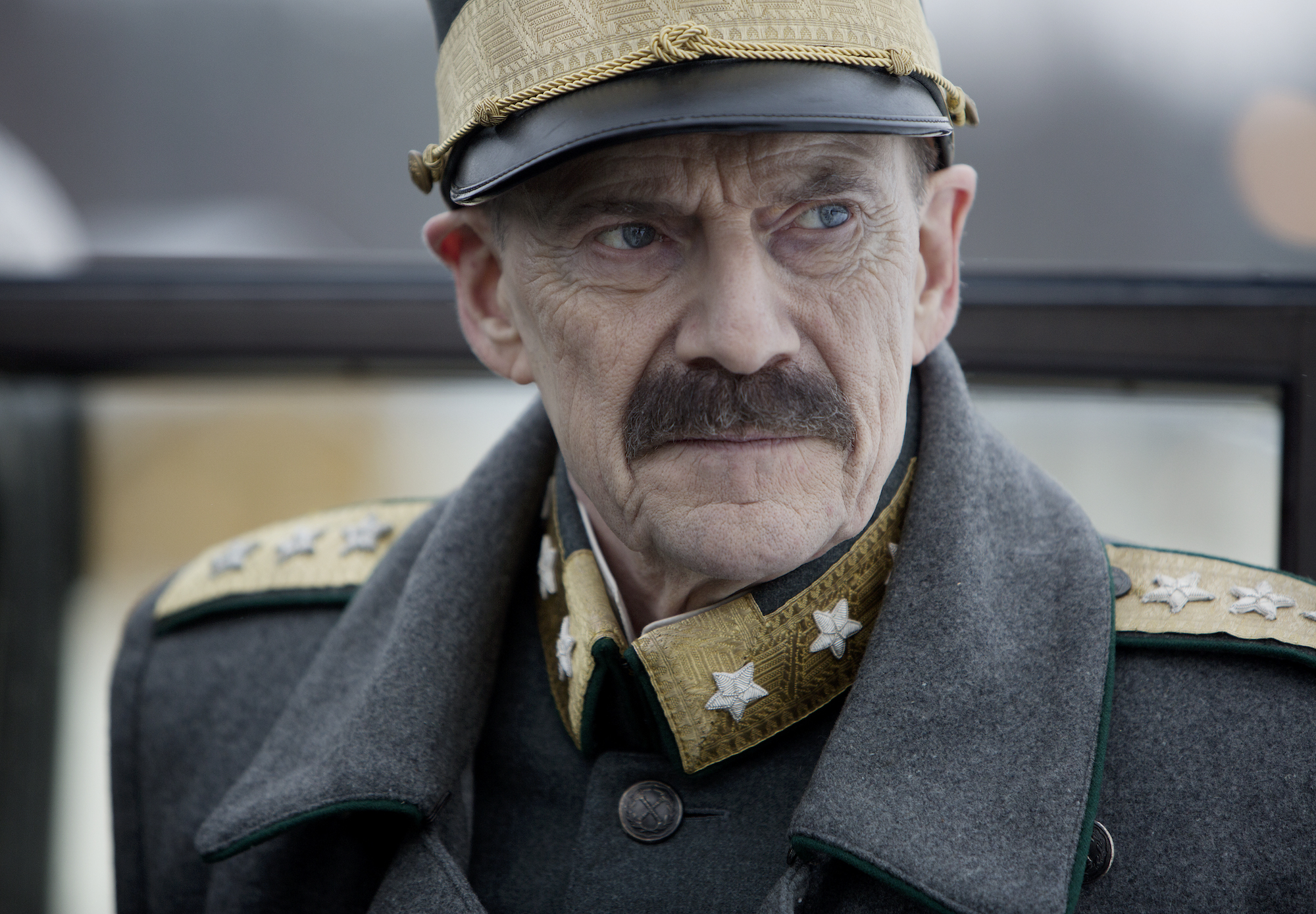 Kong Haakon VII. spilles glitrende av den danske skuespilleren Jesper Christensen.