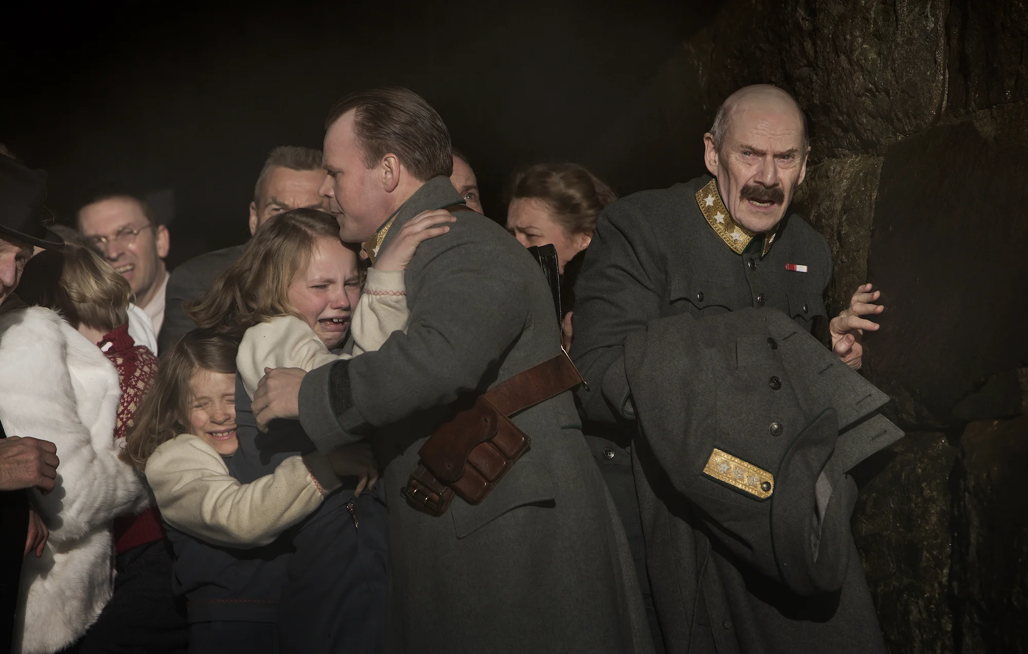 Farfar Haakon og kronprins Olav sender kronprinsesse Märtha, arveprins Harald og prinsessene på flukt til Sverige. 