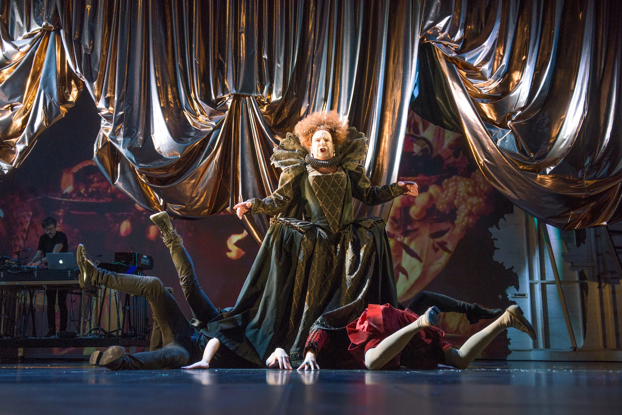 Orlando (Nina Ellen Ødegård) må krype i skjørtene på Elisabeth 1. (Even Stormoen) for å få tak i nøkkelen til godset hun skjenker ham. 