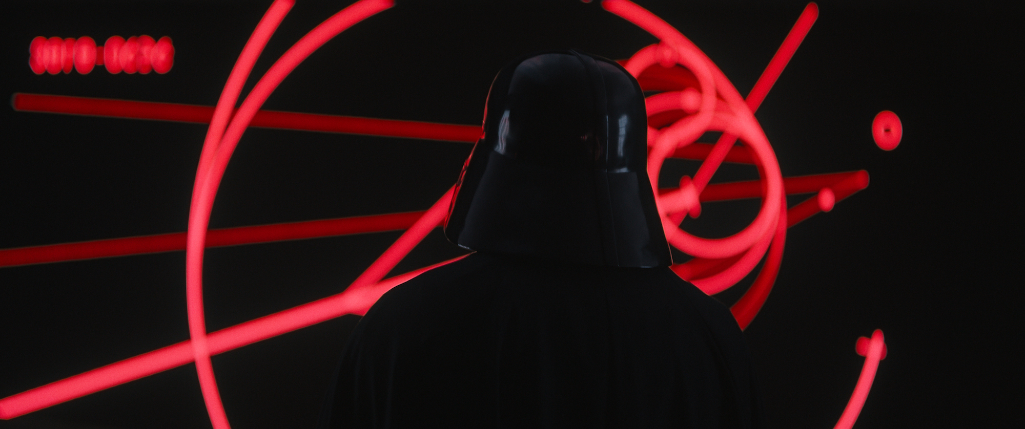 Darth Vader dukker opp og tar i bruk sin røde lyssabel.