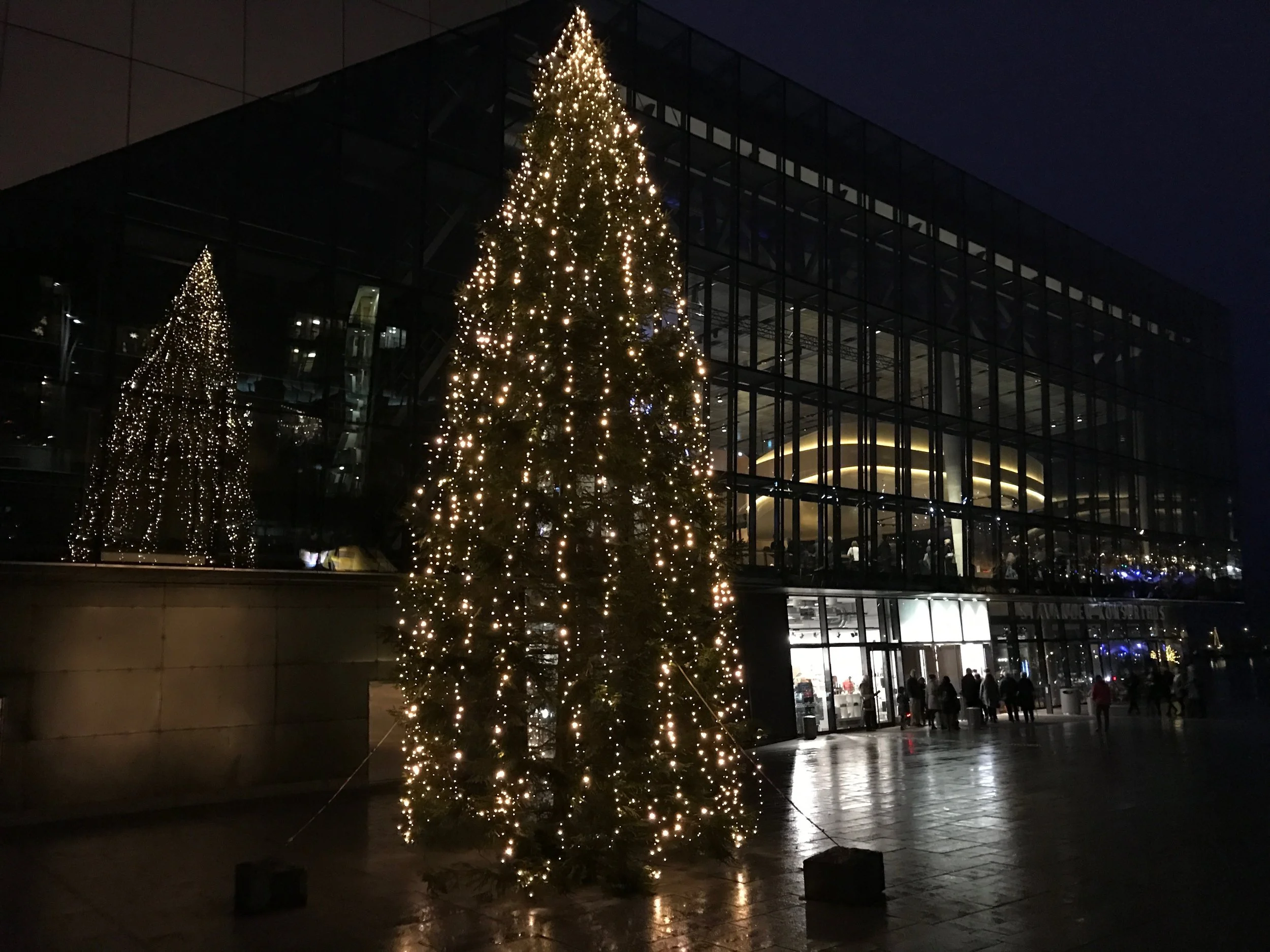 Stavanger konserthus åpnet dørene for julekonsert søndag 18. desember. (Foto: Kristin Aalen)