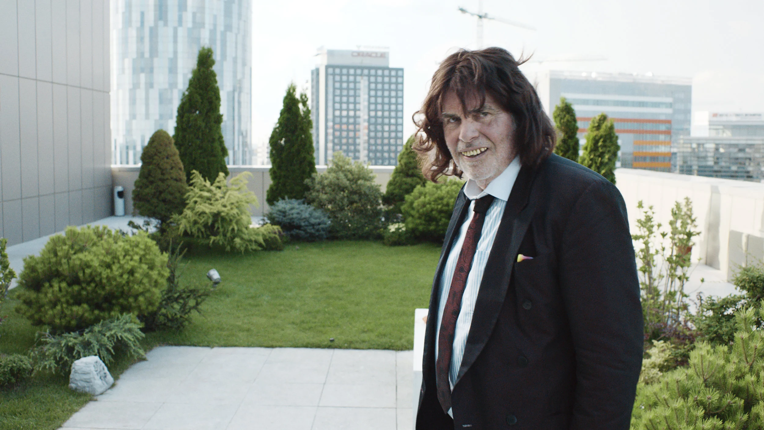 Winfried forvandler seg til konsulenten Toni Erdmann (Peter Simonischek).