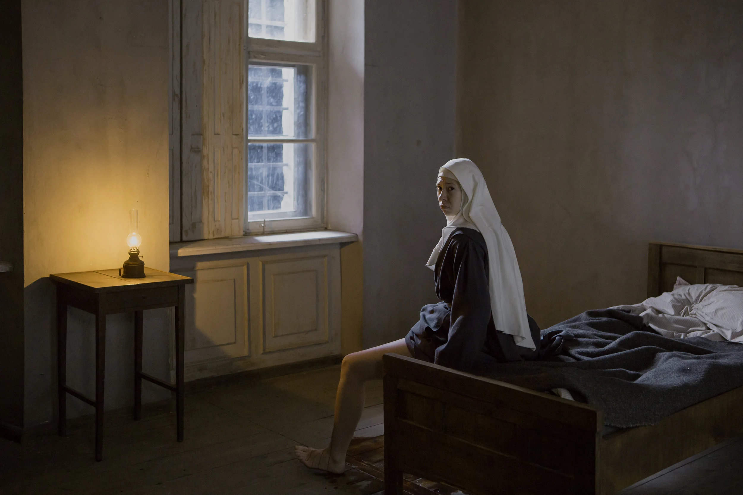 Voldtatt nonne blir ingen platt klisjé, men en grufull skjebne i Anne Fontaines drama "Agnus Dei".