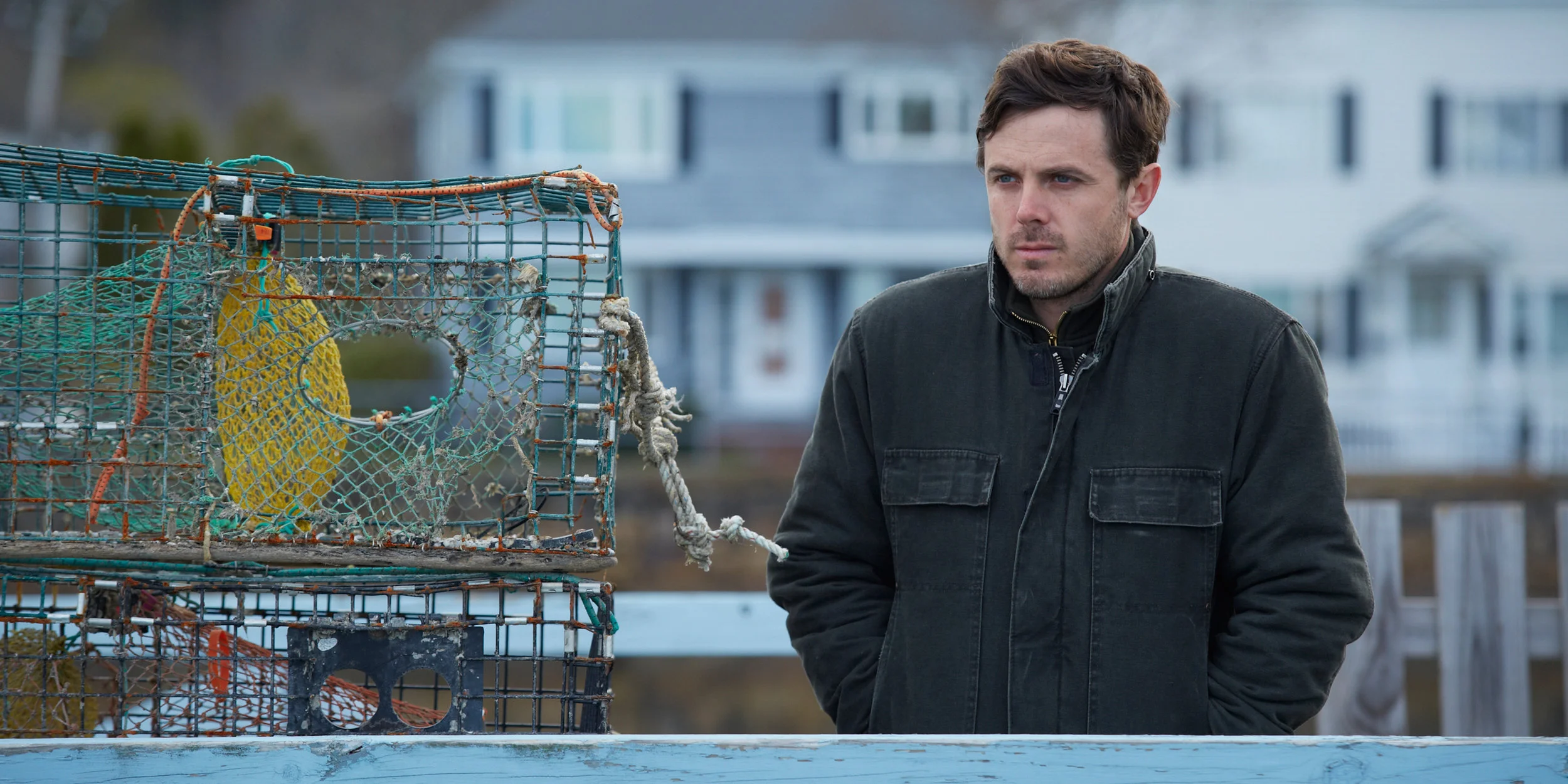 Gåten er denne: Hvorfor er Lee Chandler (Casey Affleck) så sorgtung, mutt og aggressiv?