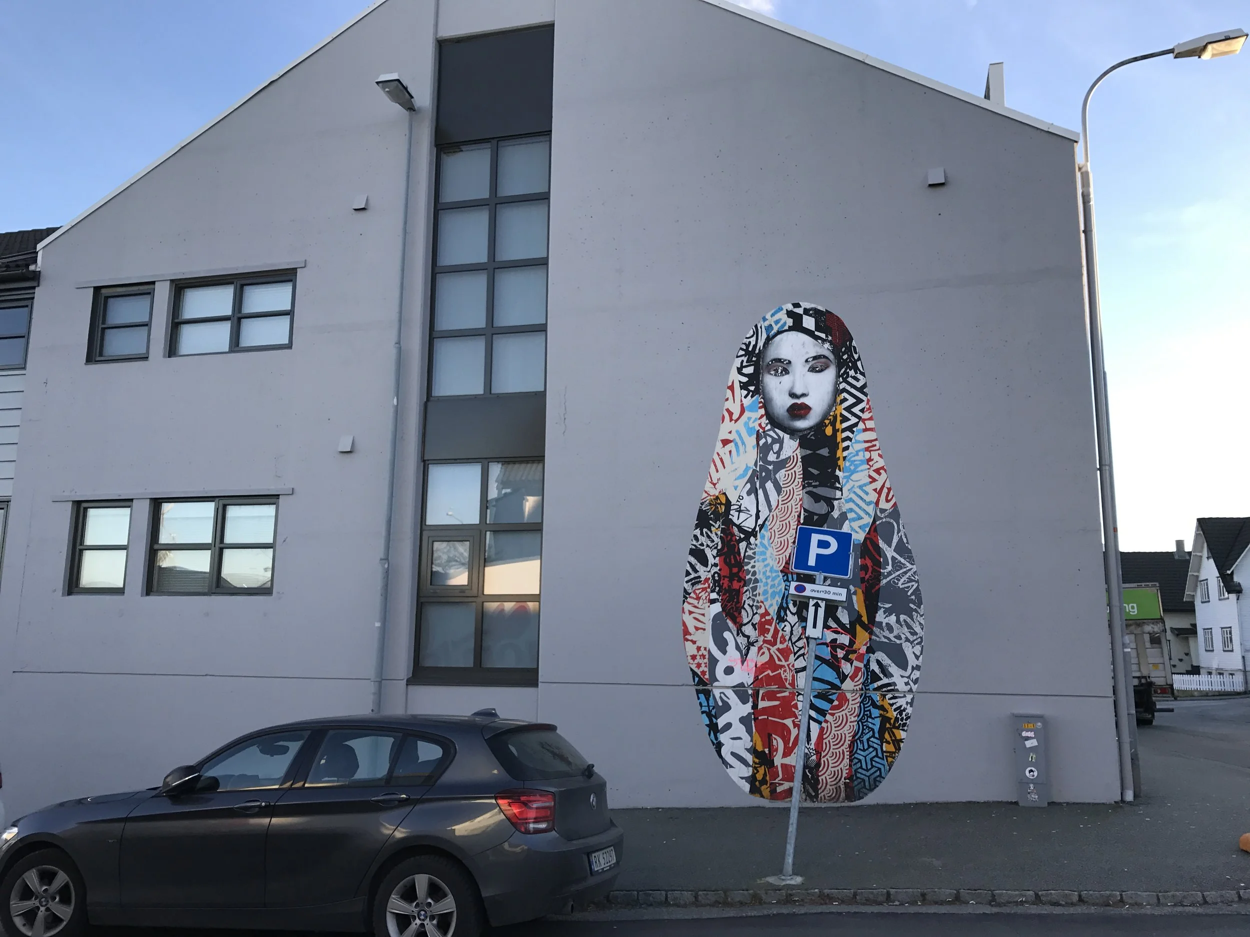Hijab-babusjka med lenende trafikkskilt.