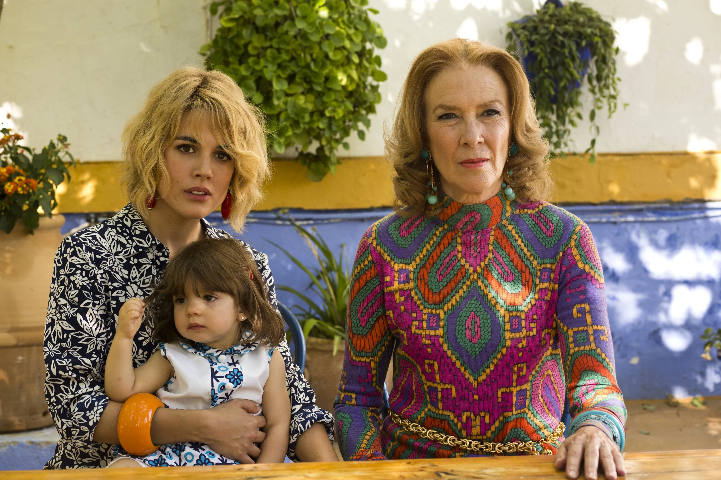 Julieta (Adriana Ugarte) med datteren Antia på besøk hos bestemoren Sara (Susi Sanchez).