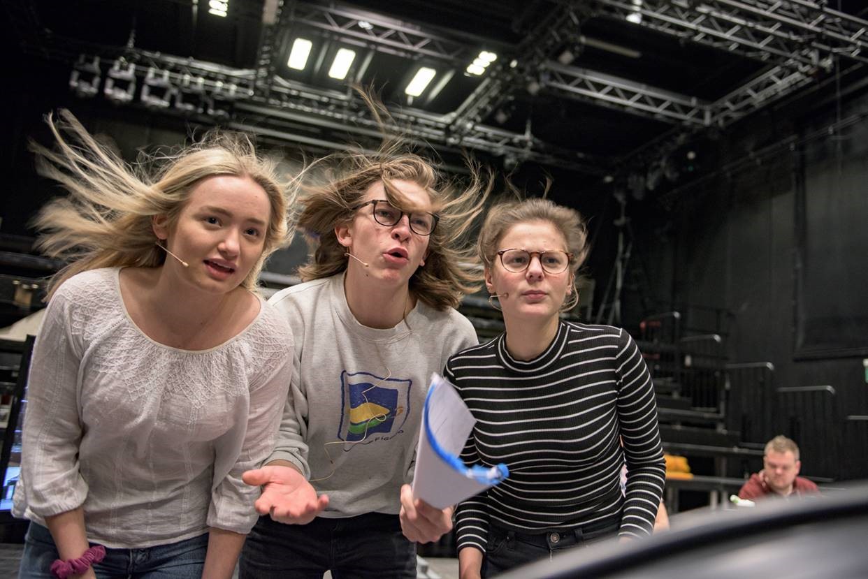 Fra prøvene på Macbeth. Heksene spilles av Nora Sandvall, Casper Egeland Rodvelt og Lotte Eia Richter.