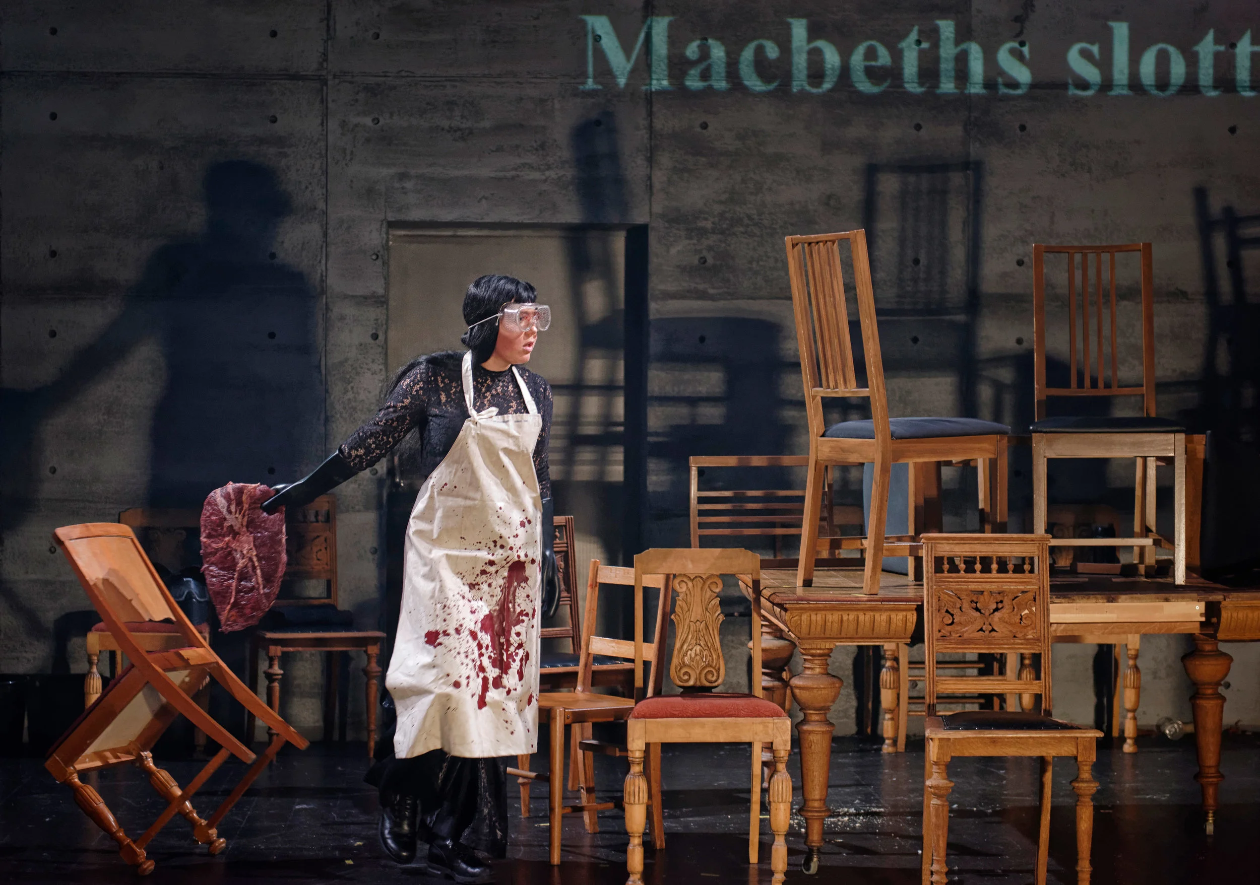 Den maktsyke Lady Macbeth (Marlene Håland Landråk) tilbereder villsvinsteken. 