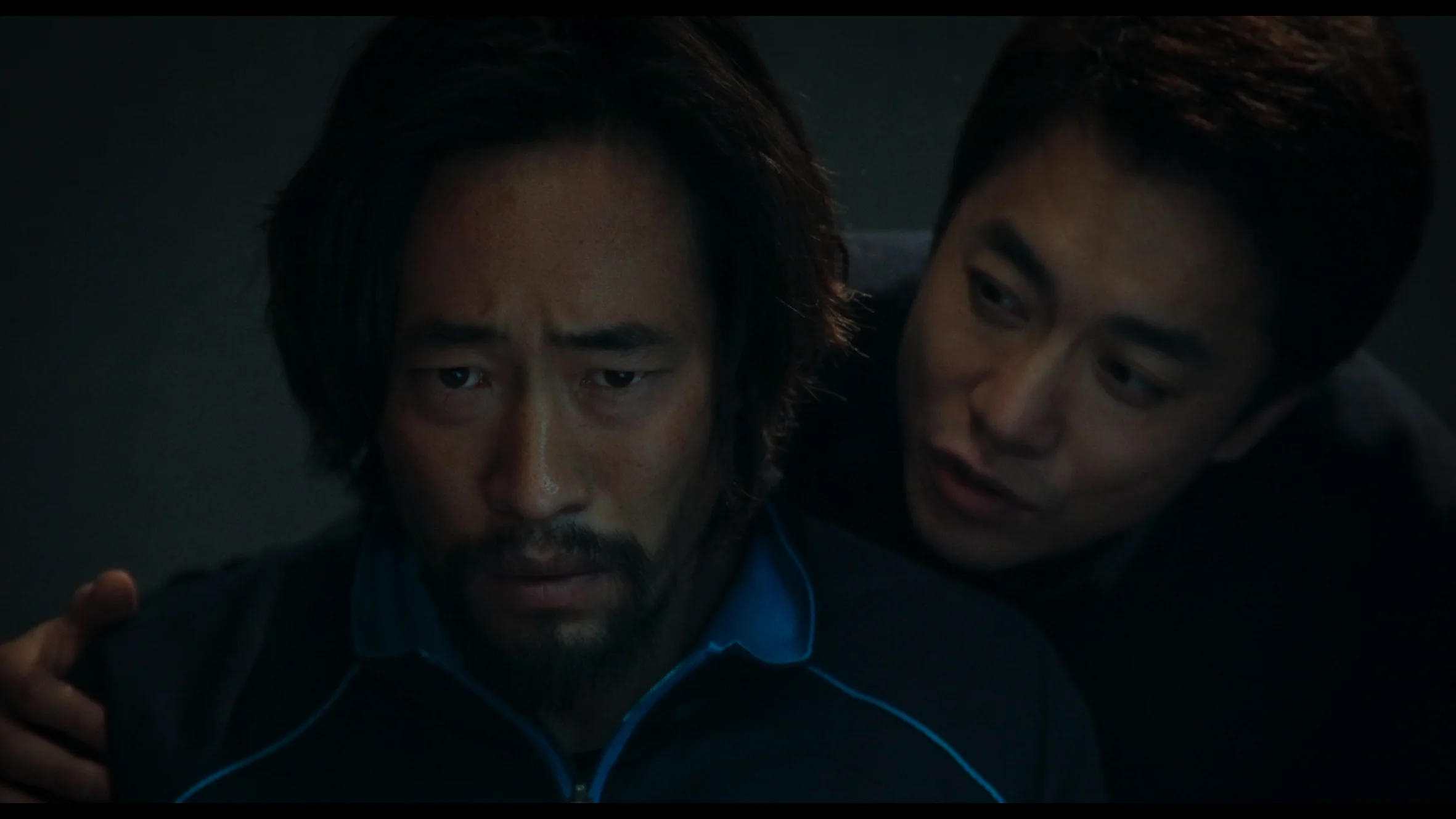 Den utspekulerte forhørslederen (Young-Min Kim) vil ha fiskeren Nam (Ryoo Seung-bum) til å tilstå at han er spion.