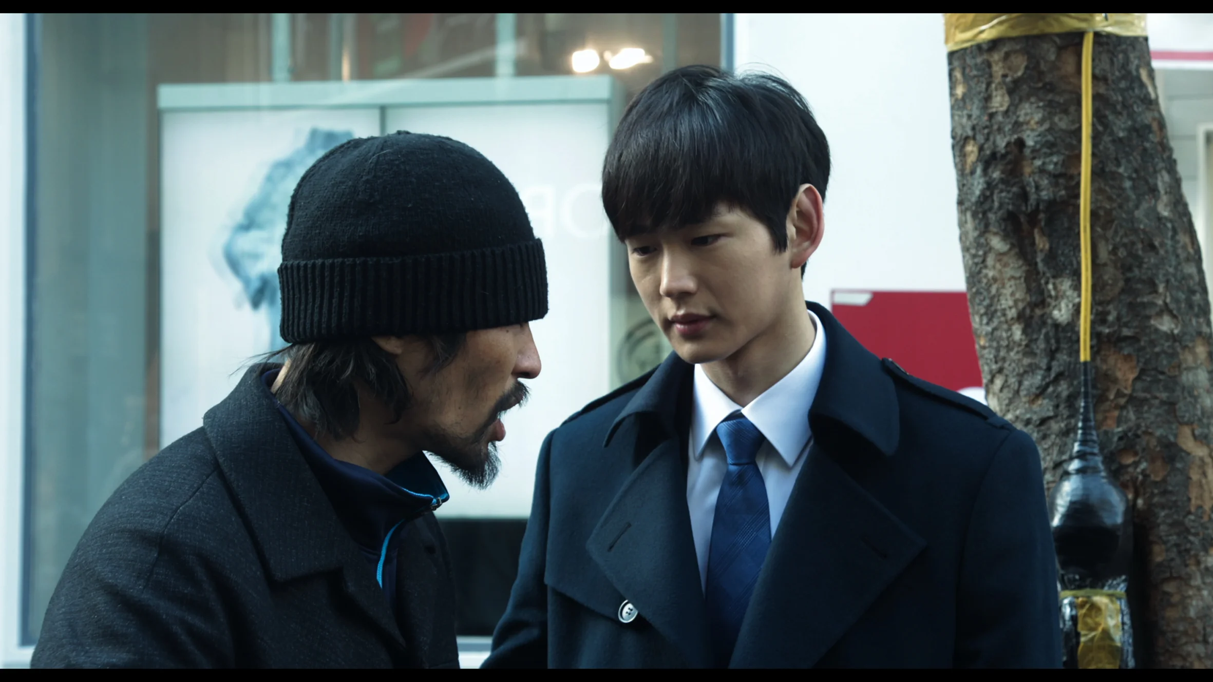 Fiskeren Nam (Ryoo Seung-bum) forsvares av sin sørkoreanske vaktmann Oh (Won-geun Lee).