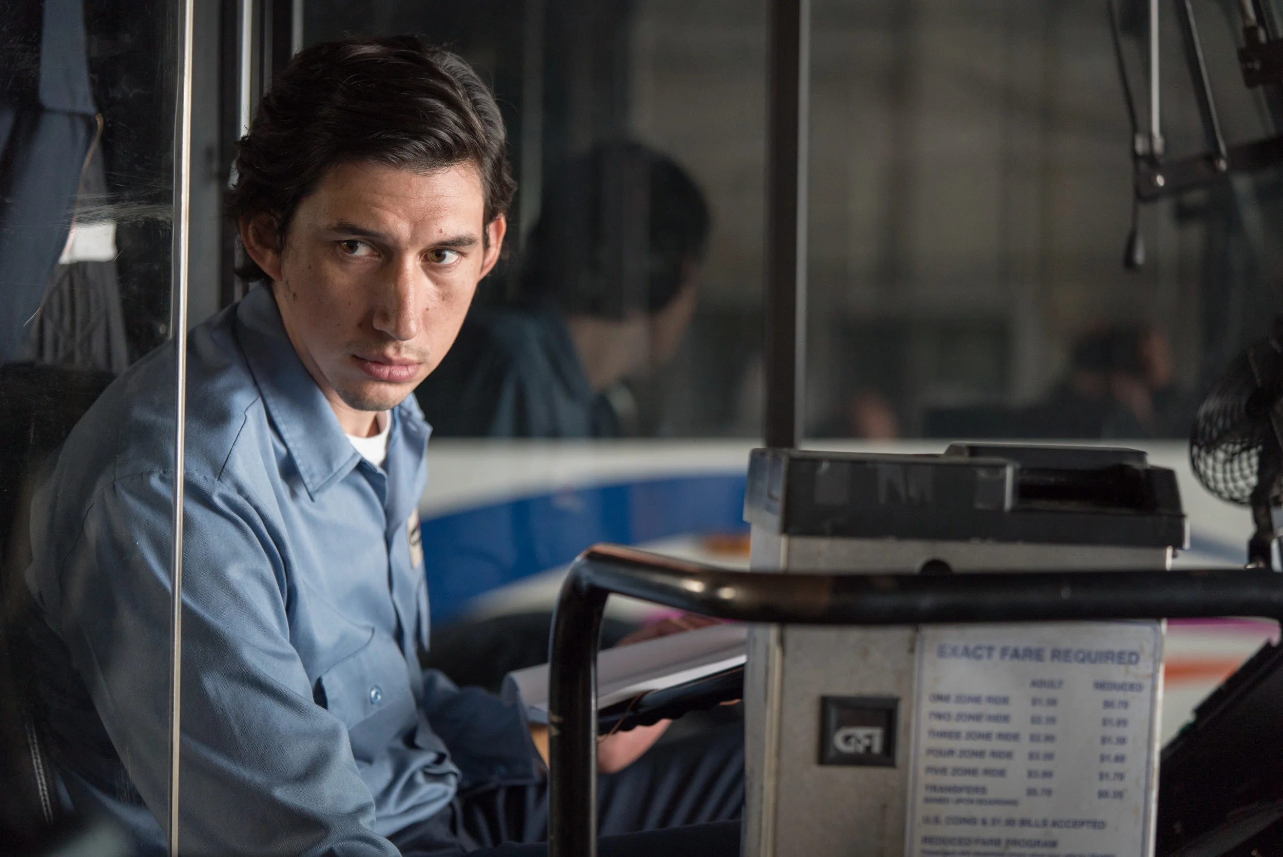 I pauser fra jobben som bussjåfør skriver Paterson (Adam Driver) ned sine dikt i en notisbok.