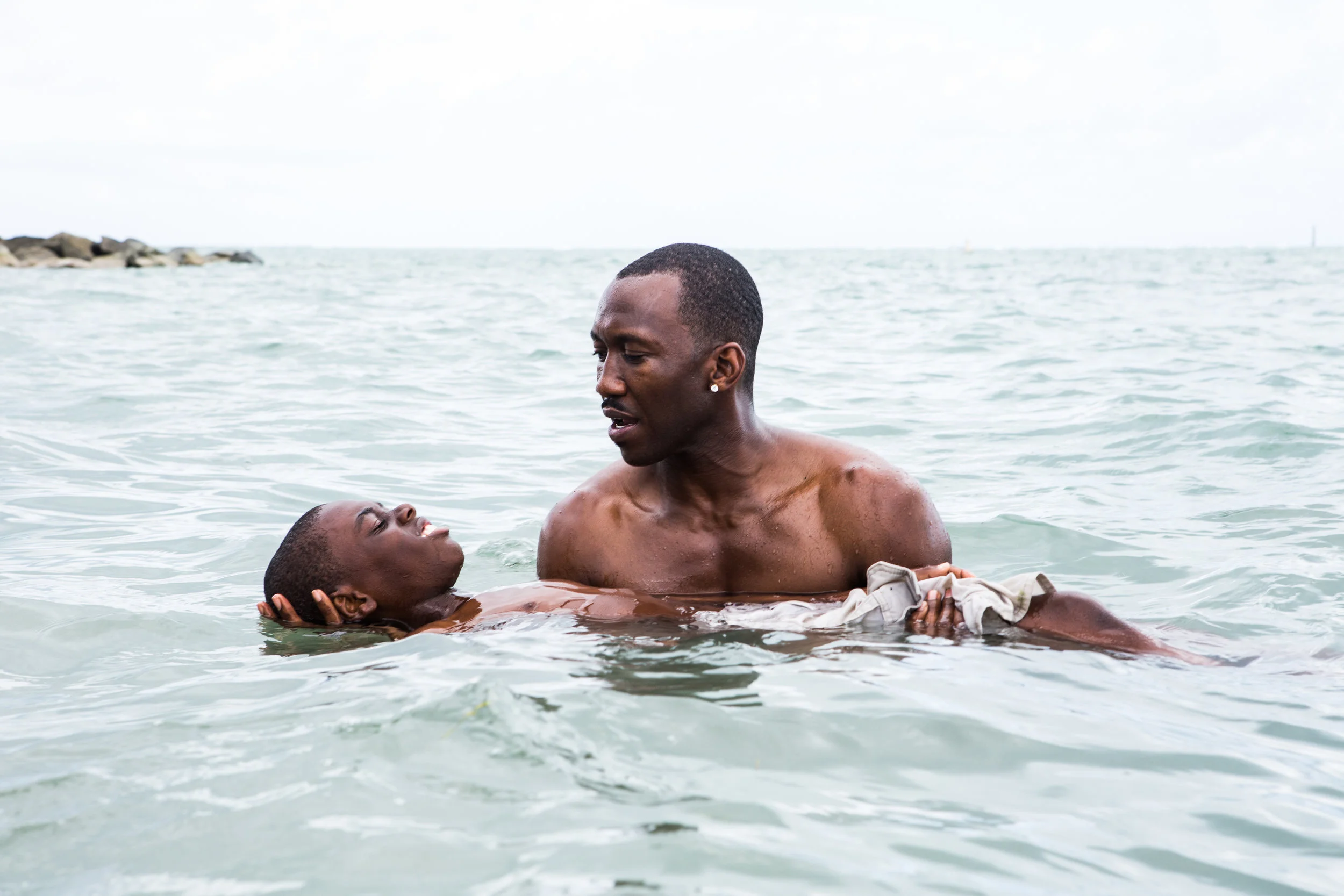Chiron som Little (Alex R. Hibbert) finner en omsorgsfull farsfigur i dopselgeren Juan (Mahershal Ali).