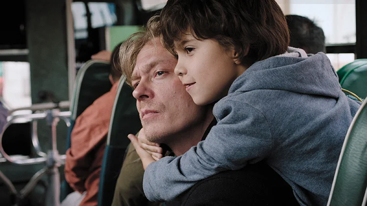 Daniel (Kristoffer Bech) og adoptivpappa Kjetil (Kristoffer Joner) i et lykkelig øyeblikk.