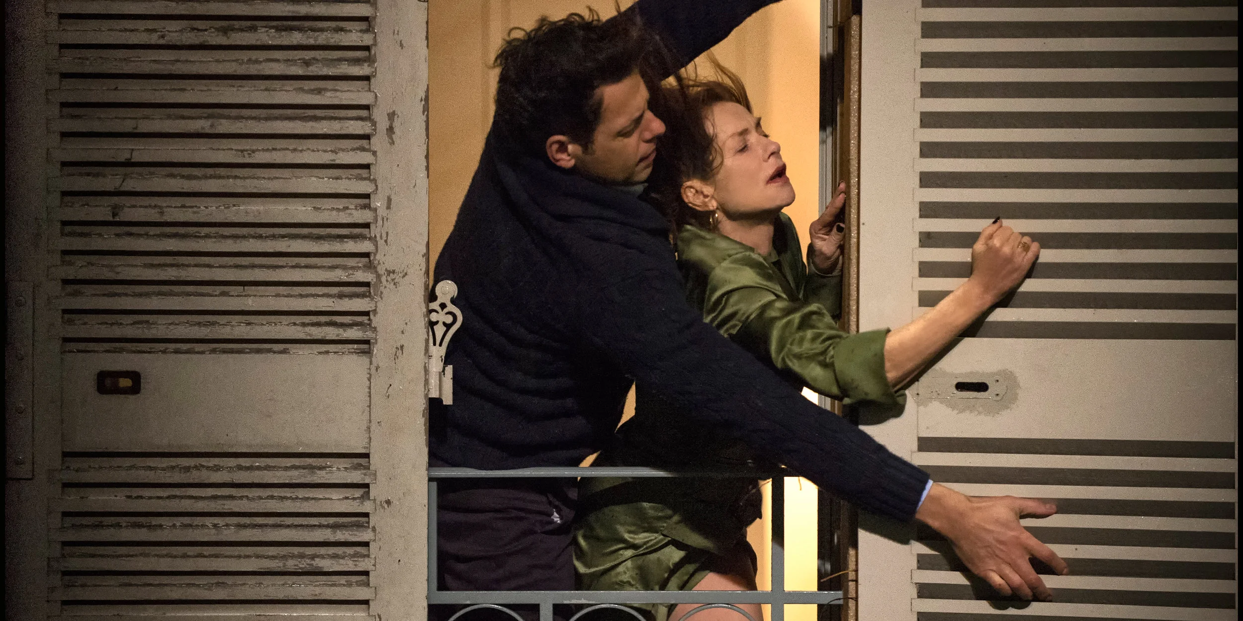 Den enslige Michèle (Isabelle Huppert) får hjelp av den tiltrekkende naboen til å lukke vinduslemmene i en storm.