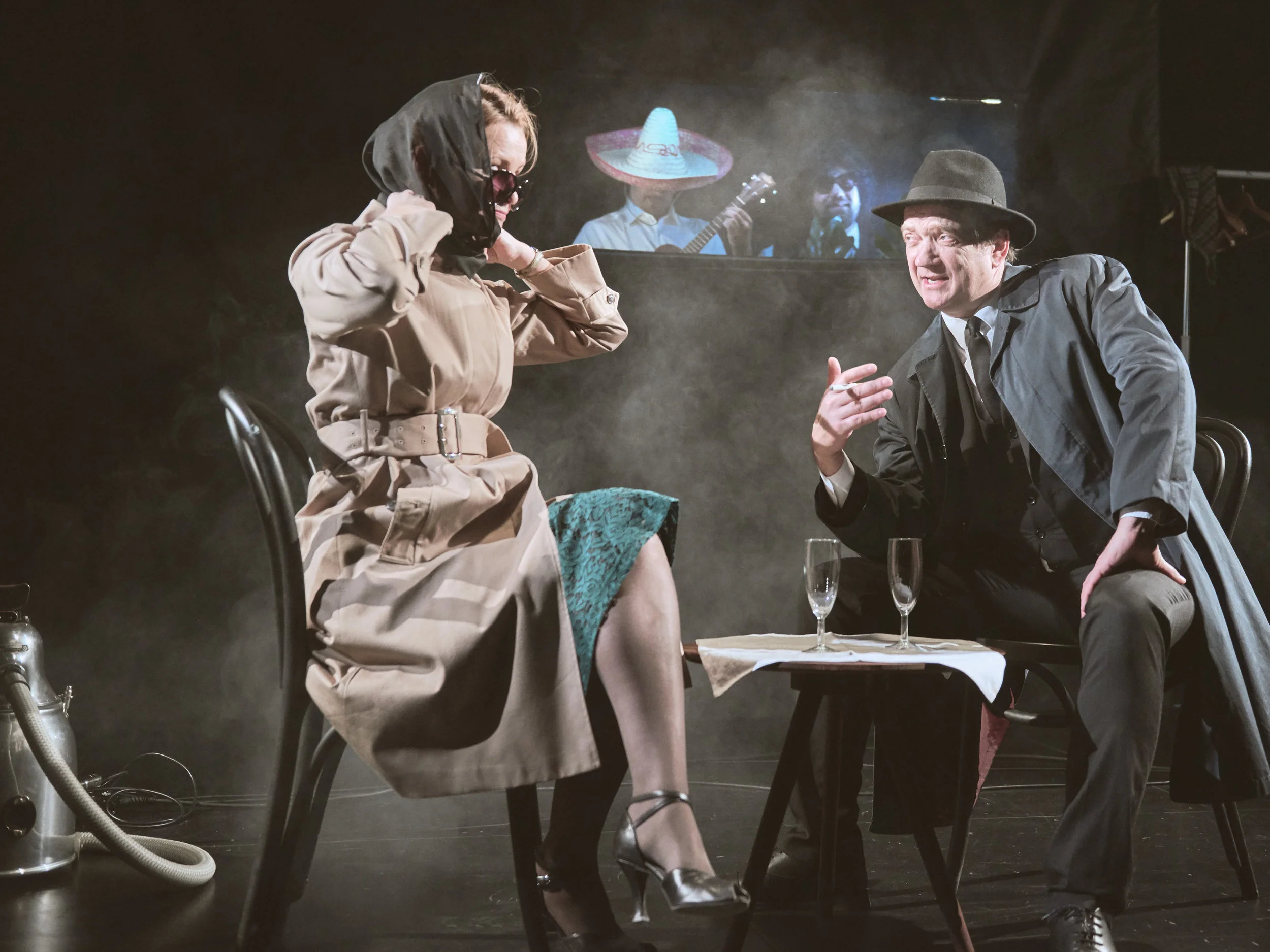 Pianisten Astrid Høyer (Karoline Krüger) i samtale med spionen Ronald Olsen (Gard Bjørnstjerne Eidsvold).