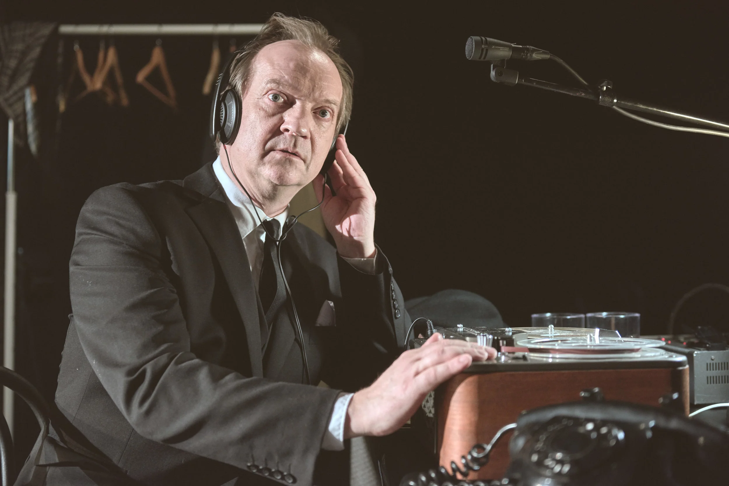 Spolebåndene snurrer uavlatelig, men spion Ronald Olsen får ikke alltid høre det han vil. 
