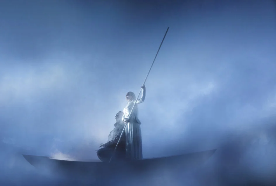 Sluttbildet i Edda av Robert Wilson. Odin og volven reiser mot en bedre framtid etter Ragnarok.