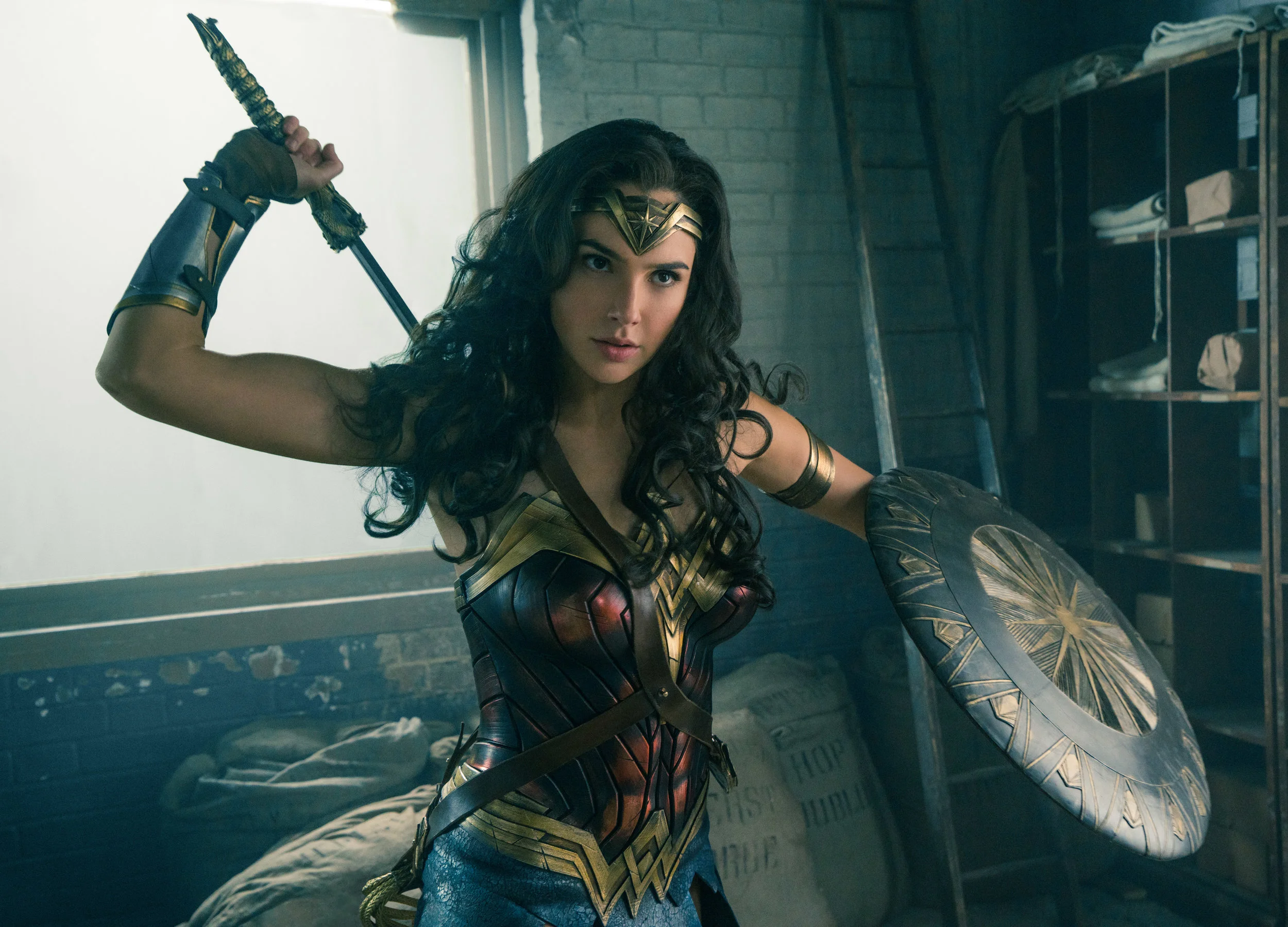 Diana Prince, alias Wonder Woman (Gal Gadot), bruker sverdet Gudedreperen, to armbånd som kan motstå kuler, en tiara som fungerer som prosjektil og et skjold for å prøve å stanse 1. verdenskrig.