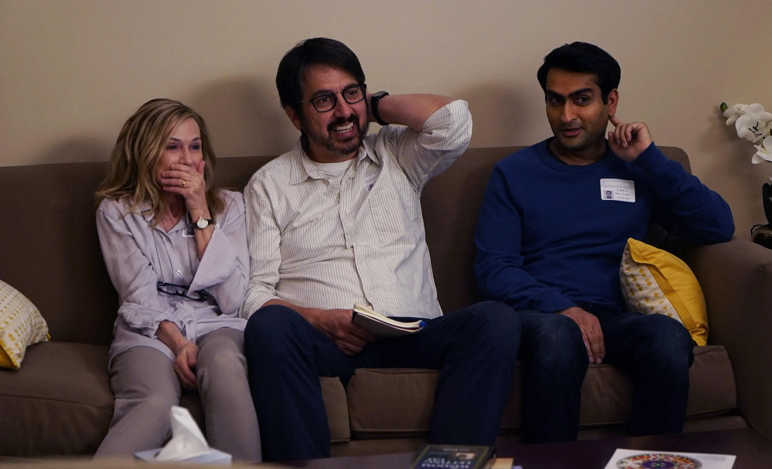 Glitrende spill fra Holly Hunter (Emilys mor) og Ray Romano (faren) i møte med Kumail. Men hvorfor i all verden fortsetter han å komme til sykehuset og bry seg om Emily? undrer de.