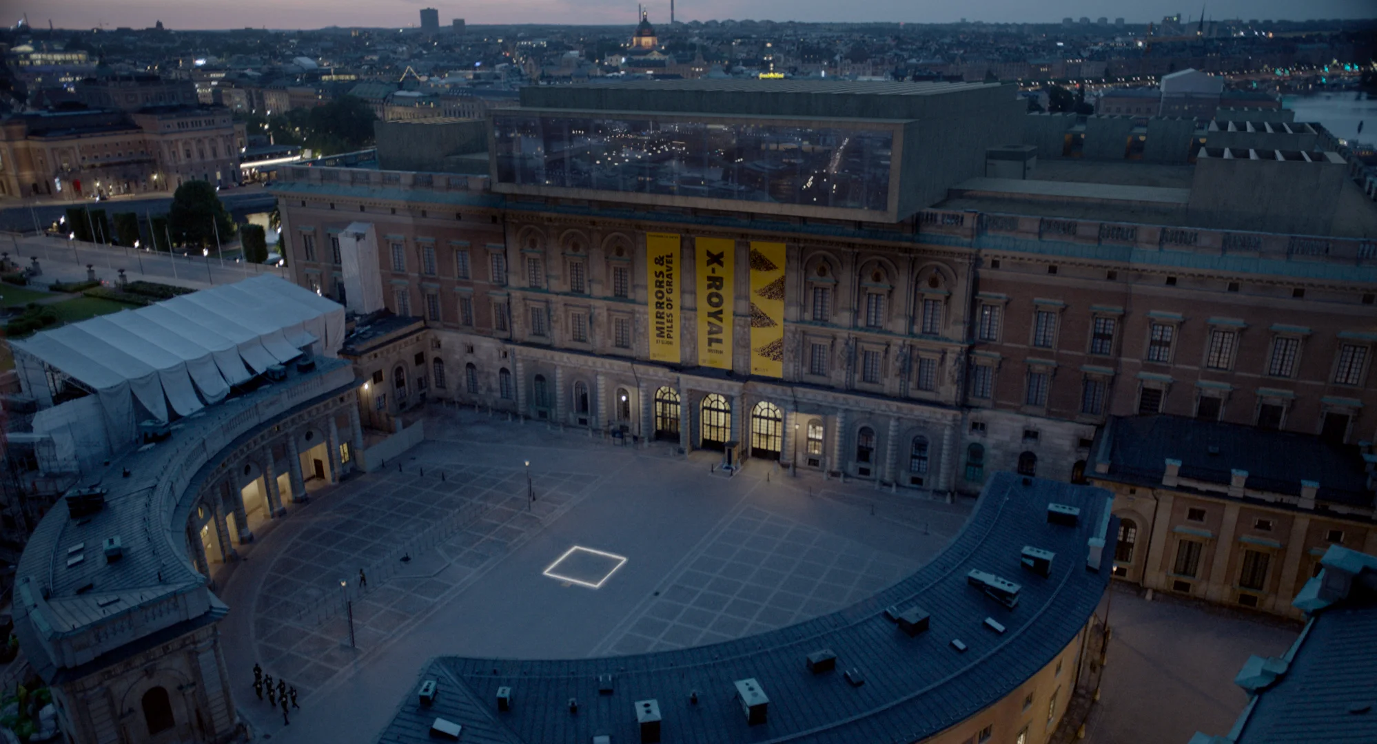 Stockholms slott er overtatt av kunstmuseet X-Royal, og kunstverket Ruten har fått erstatte den gammel statuen av kong Karl Johan XIV på plassen foran inngangen.