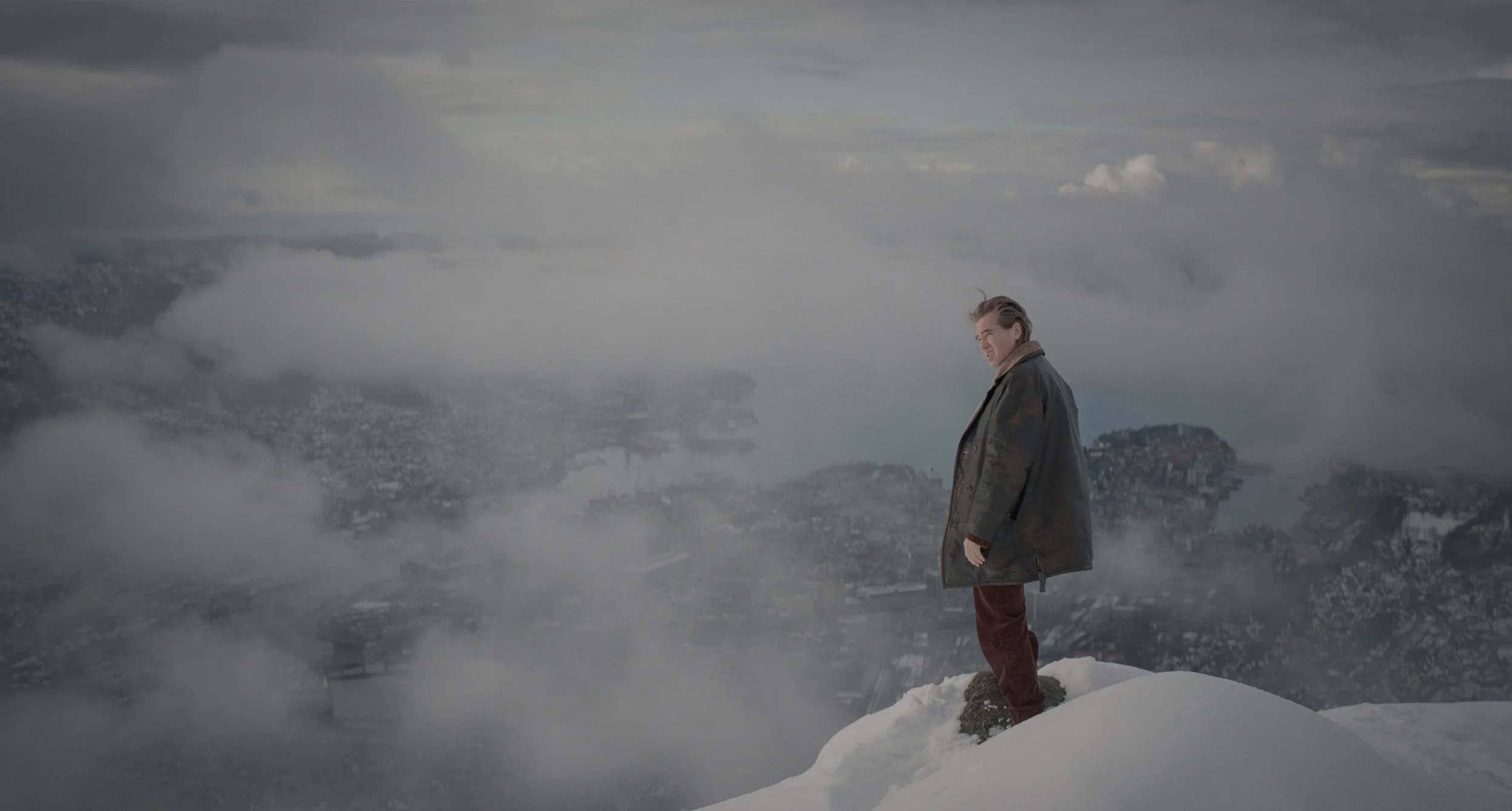 Politimannen Rafto (Val Kilmer) med utsyn fra Ulriken i Bergen. Det han får se, er ikke bare vakkert.