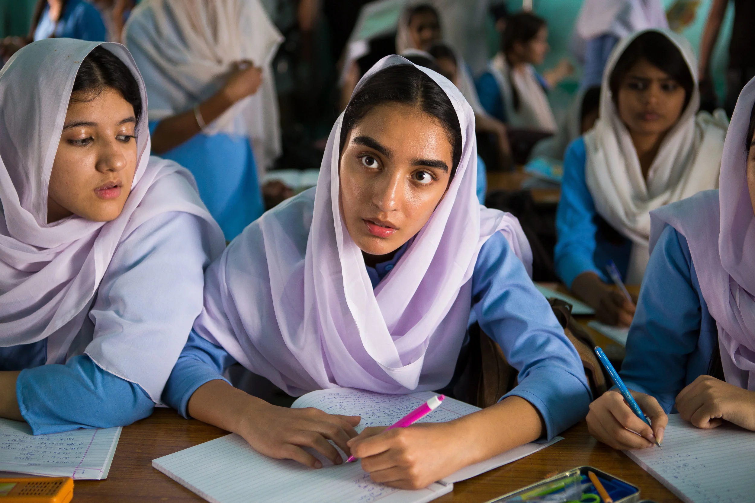 Nisha (Maria Mozhdah) blir sendt til Pakistan, men scenene er spilt inn i India.