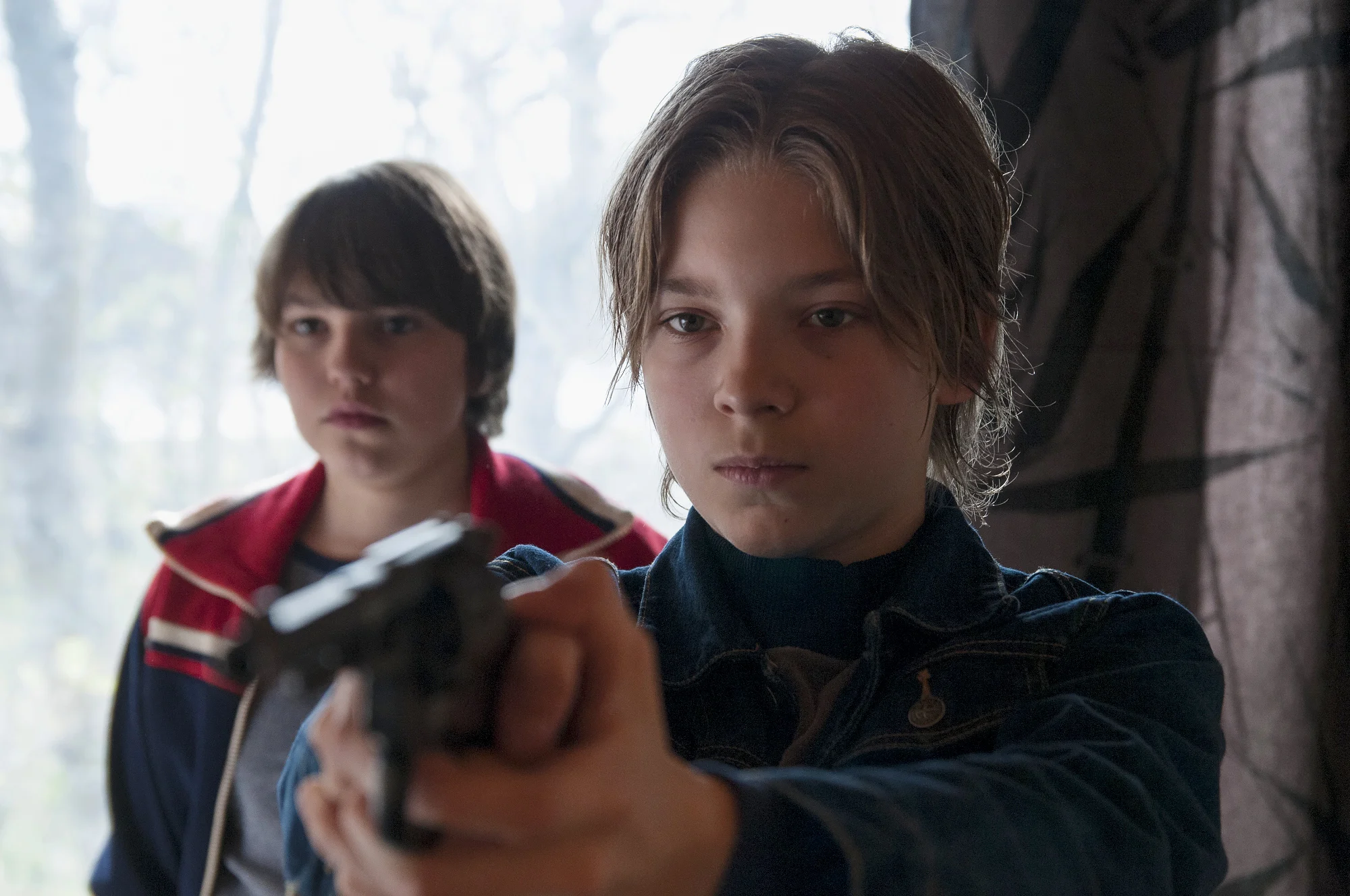 Kameratene Vesa og Kaarlo blir fortvilet over foreldrenes livsførsel. Fra den finske filmen Star Boys.