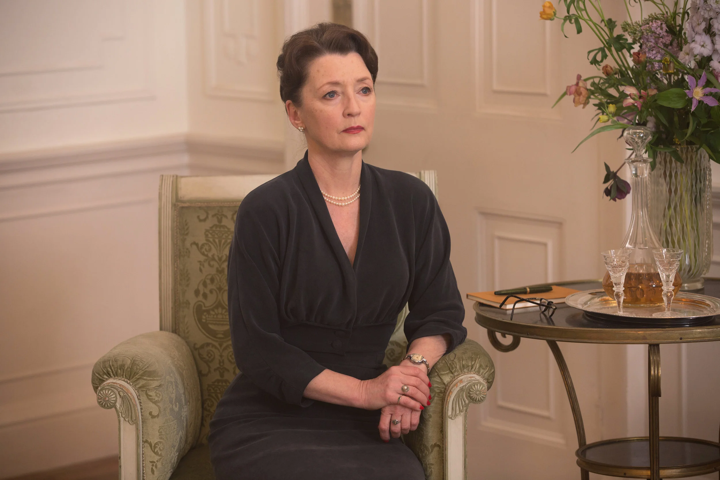 Reynolds Woodcocks høyre hånd – hans myndige søster Cyril - blir glitrende spilt av Lesley Manville.