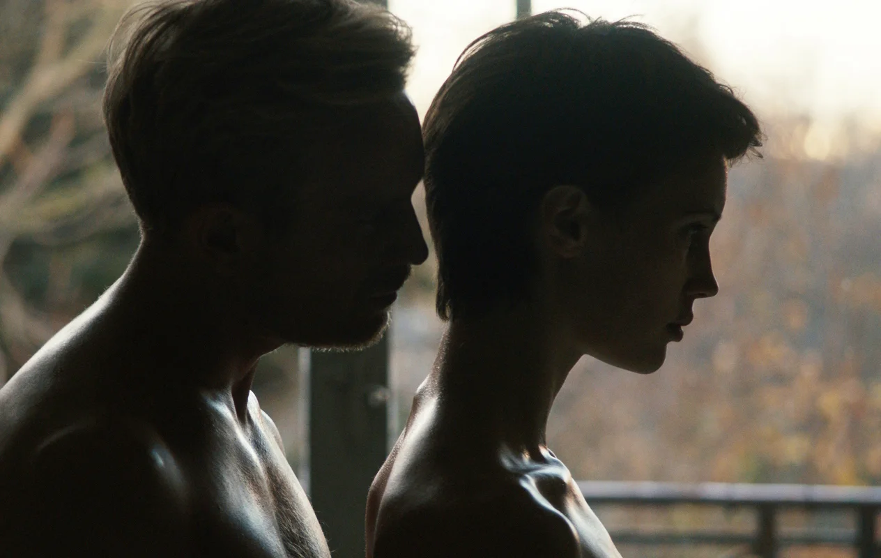 Den tidligere modellen Chloé (Marine Vacth) med sin nye samboer Paul (Jeremie Renier). De framstår som det perfekte paret, men et mørkere begjær stiger opp da hun treffer en mer pågående mann.