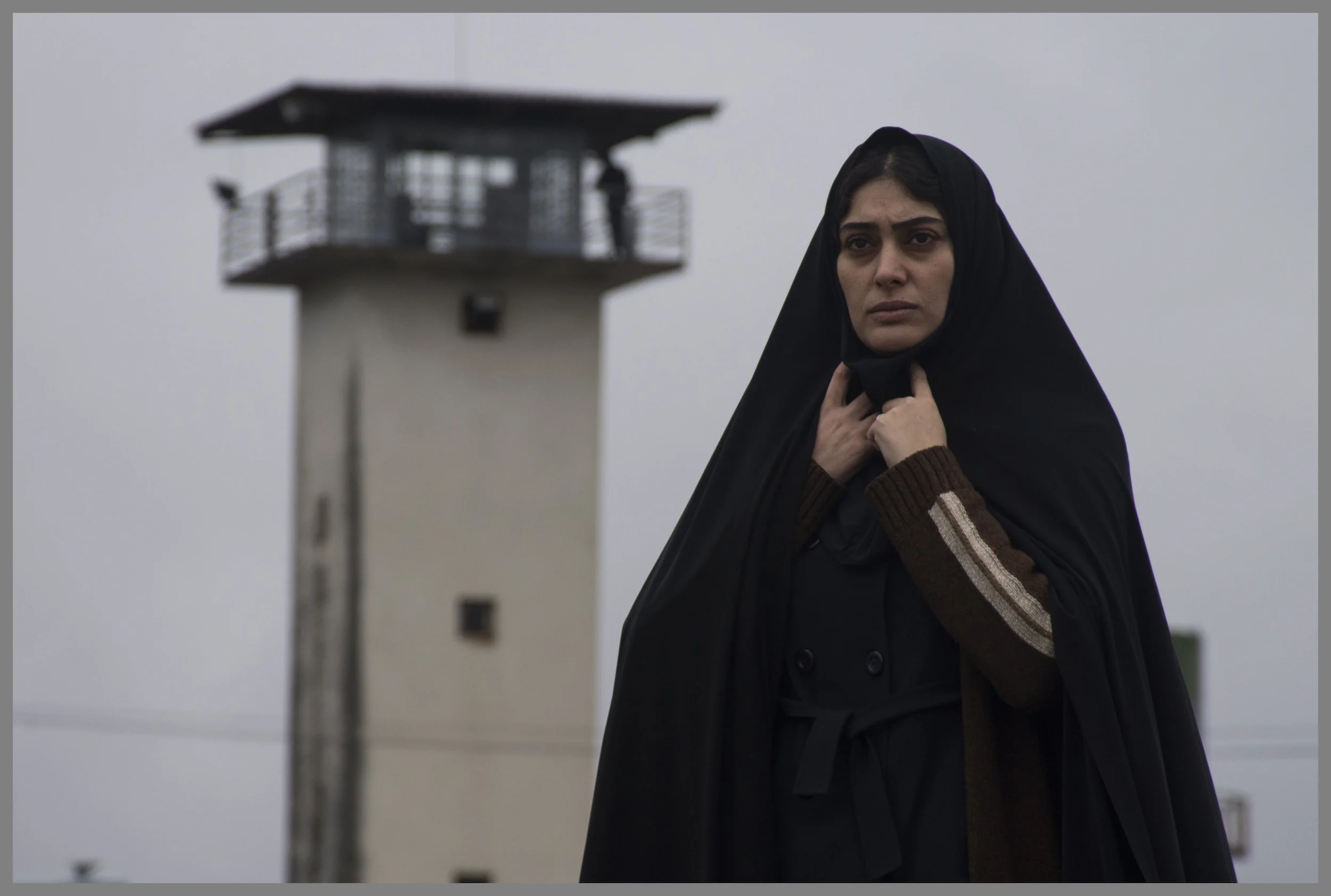 Rezas kone Hadis (Soudabeh Beizaee) blir tvunget av myndighetene til å utvise en elev fordi jentas familie har feil religion.