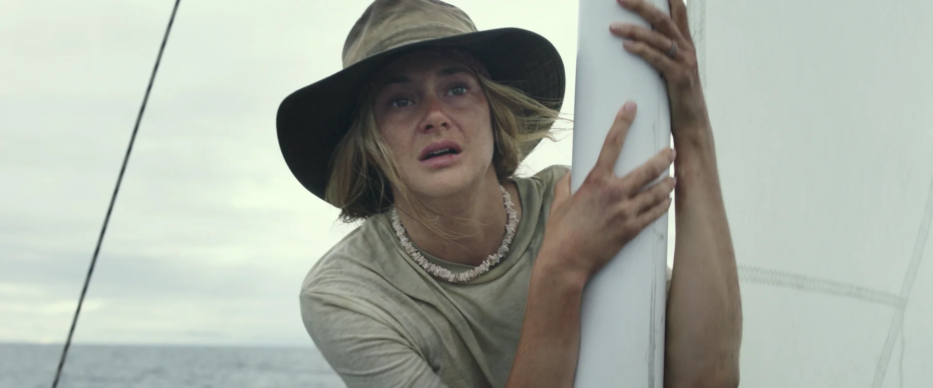 Shailene Woodley spiller tøffingen Tami som må slåss hardt for å overleve på Stillehavet.