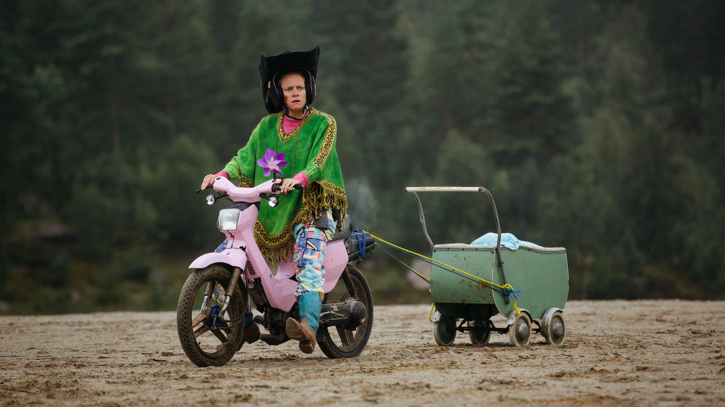 Nina Ellen Ødegård som småbarnsmor i campinglandsbyen.
