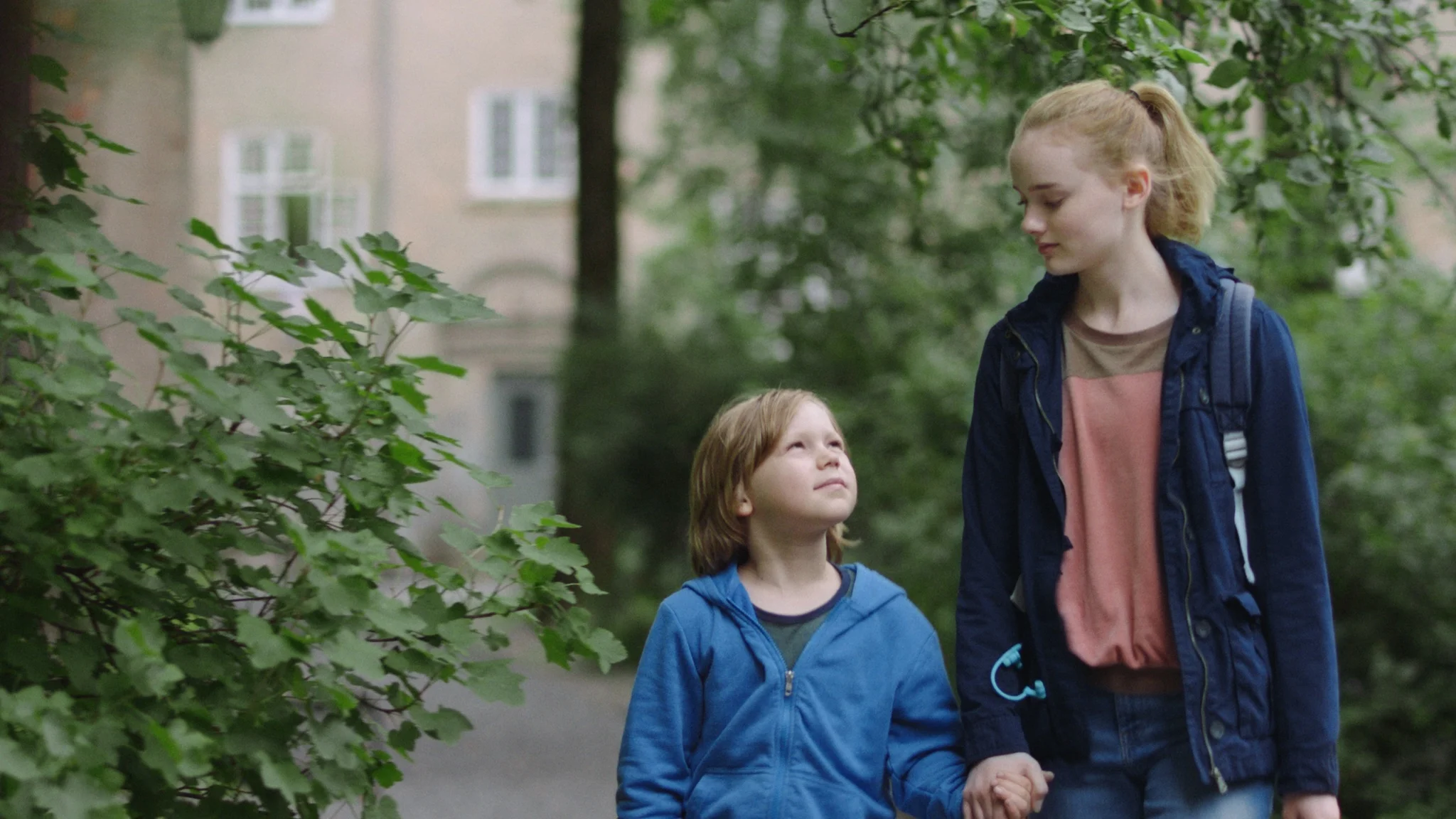 Snart 14 år gamle Jill må ta vare på lillebror Bo fordi foreldrene deres ikke klarer det.