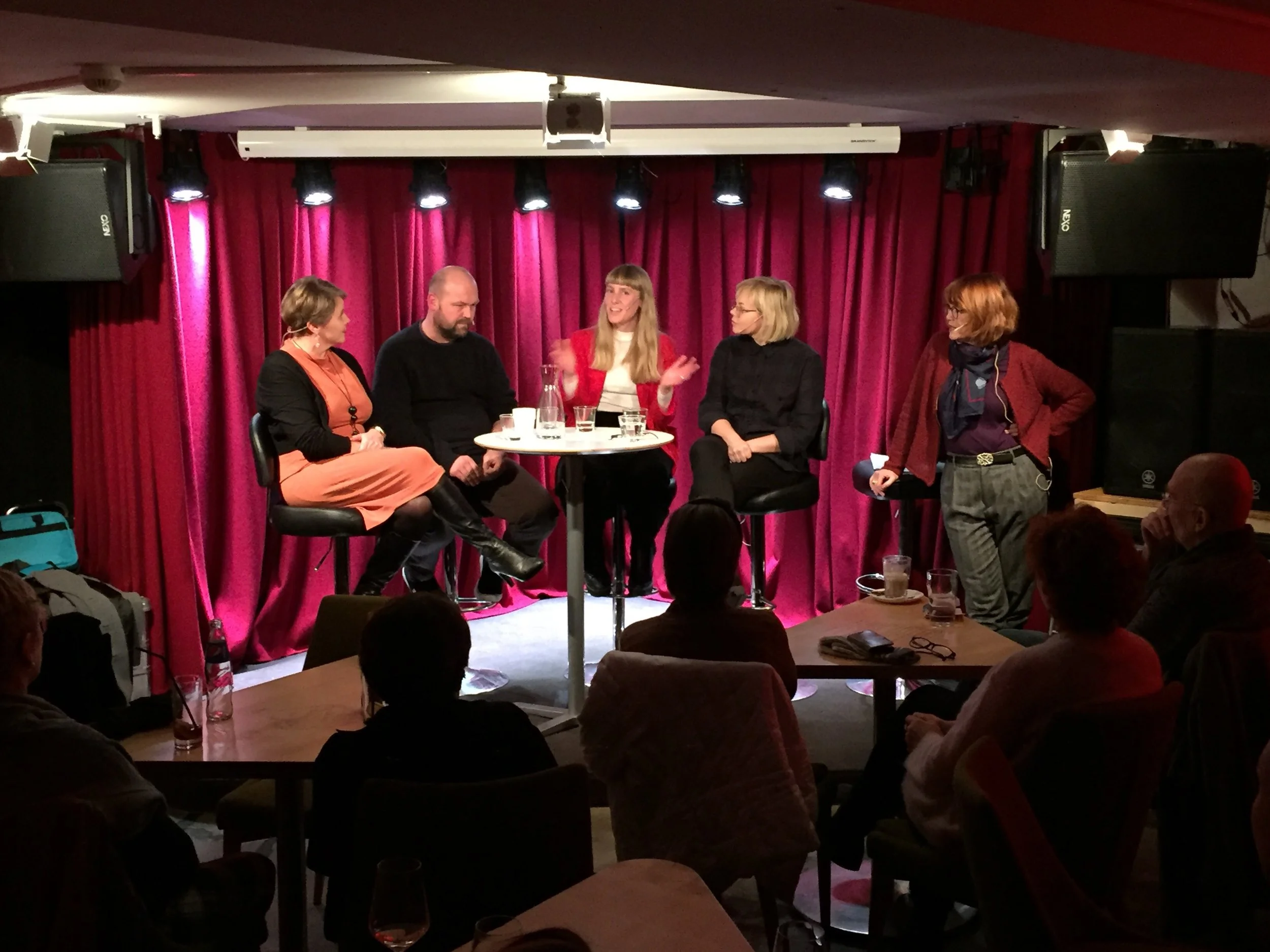 Fra venstre Brita Strand Rangnes, Institutt for kultur- og språkvitenskap, UiS, Carl Jørn Johansen, dramaturg, Eline Arbo, instruktør og Sigrid Strøm Reibo, instruktør. Til høyre debattleder Kristin Aalen. (Foto: Kåkå kverulantkatedralen)