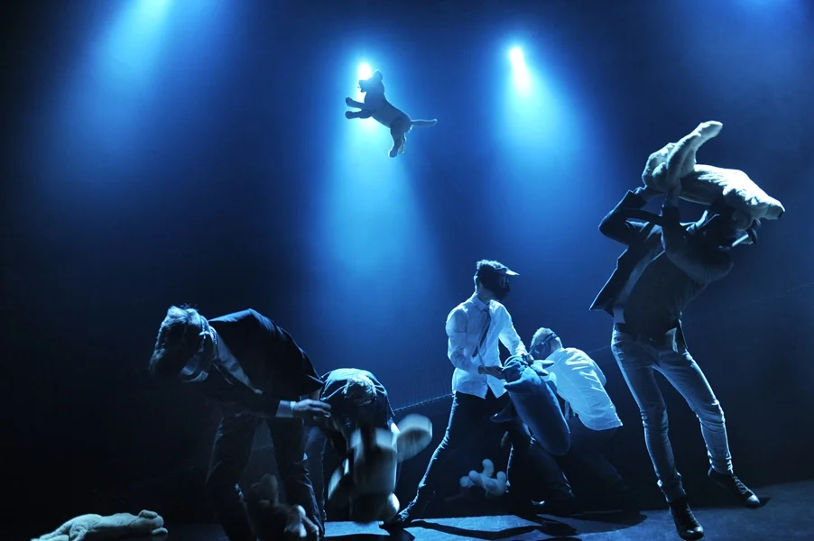 Fluenes herre (2012): Instruktør Rolf Alme prøver ut påstanden om at gutter er født voldelige. Ungdomsteatret ved Rogaland Teater. (Foto: Stig Håvard Dirdal, Rogaland teater.)