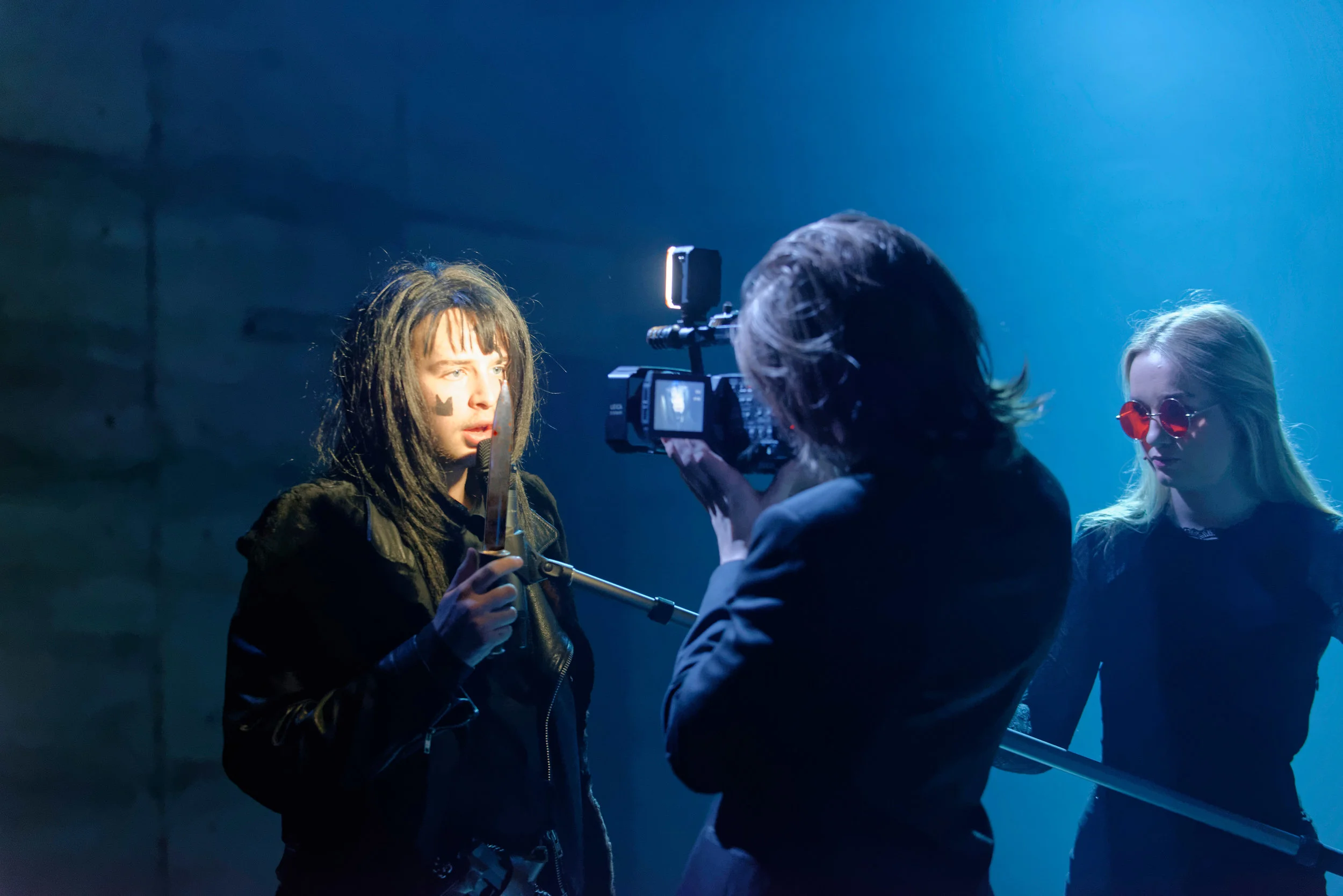 Macbeth dilter etter sin hustru og dreper på hennes ordre. (Foto: Stig Håvard Dirdal, Rogaland teater.)