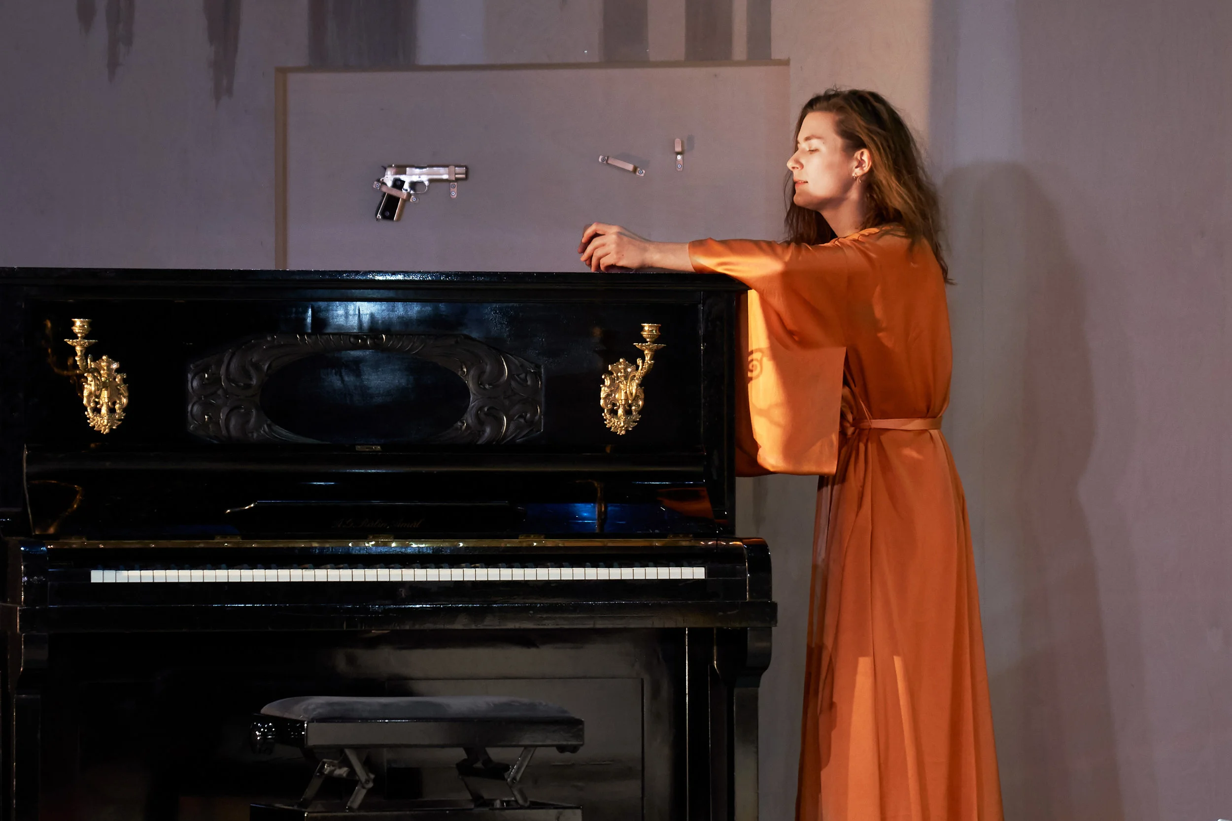 Hedda Gabler (2018): Helga Guren som Hedda i Rogaland Teaters oppsetning. (Foto: Stig Håvard Dirdal, Rogaland teater.)