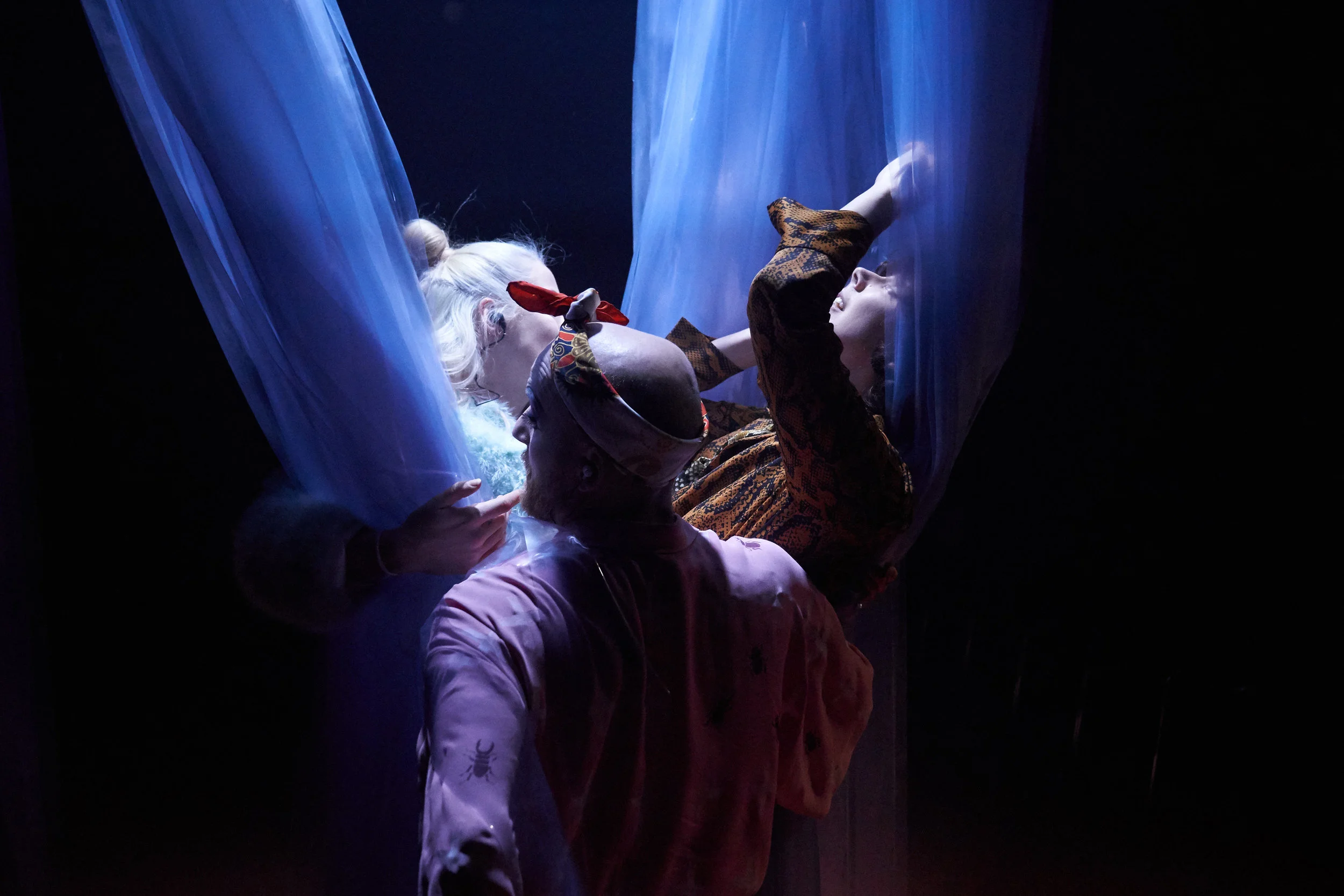 04:48 Psykose: Instruktør Eline Arbo stykker opp jeget i tre personer: Tenåringsjenta, den 28-årige kvinnen og den 40-årige mannen. (Foto: Stig Håvard Dirdal, Rogaland teater.)