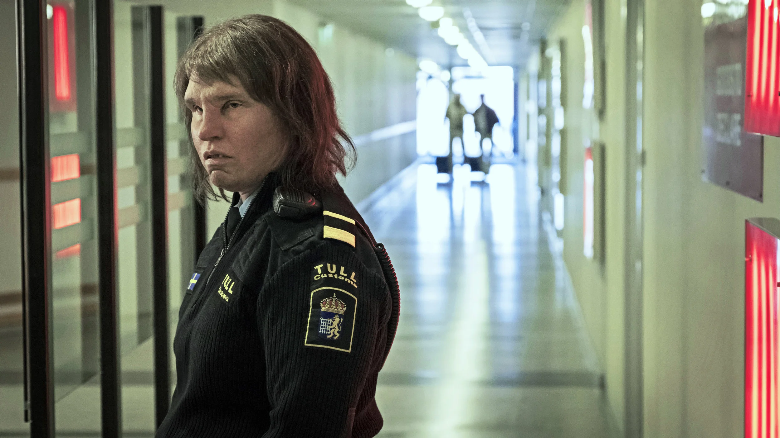 Tollinspektør Tina jobber ved svenskegrensen. Hennes utseende gjør en usikker på hva man ser. Er hun menneske eller troll? Fra filmen Grensen av Ali Abbasi.