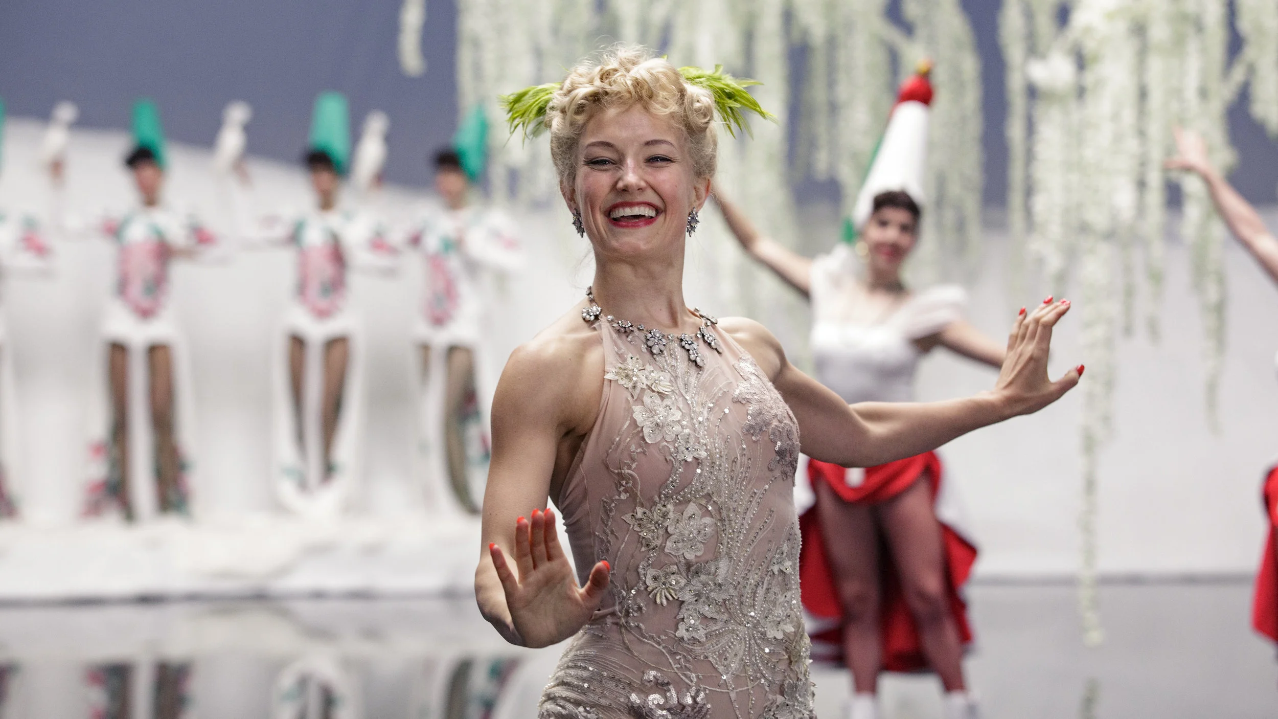 Sonja Henie (Ine Marie Wilmann) elsket å stå i sentrum i store is-show som begeistret et amerikansk publikum.