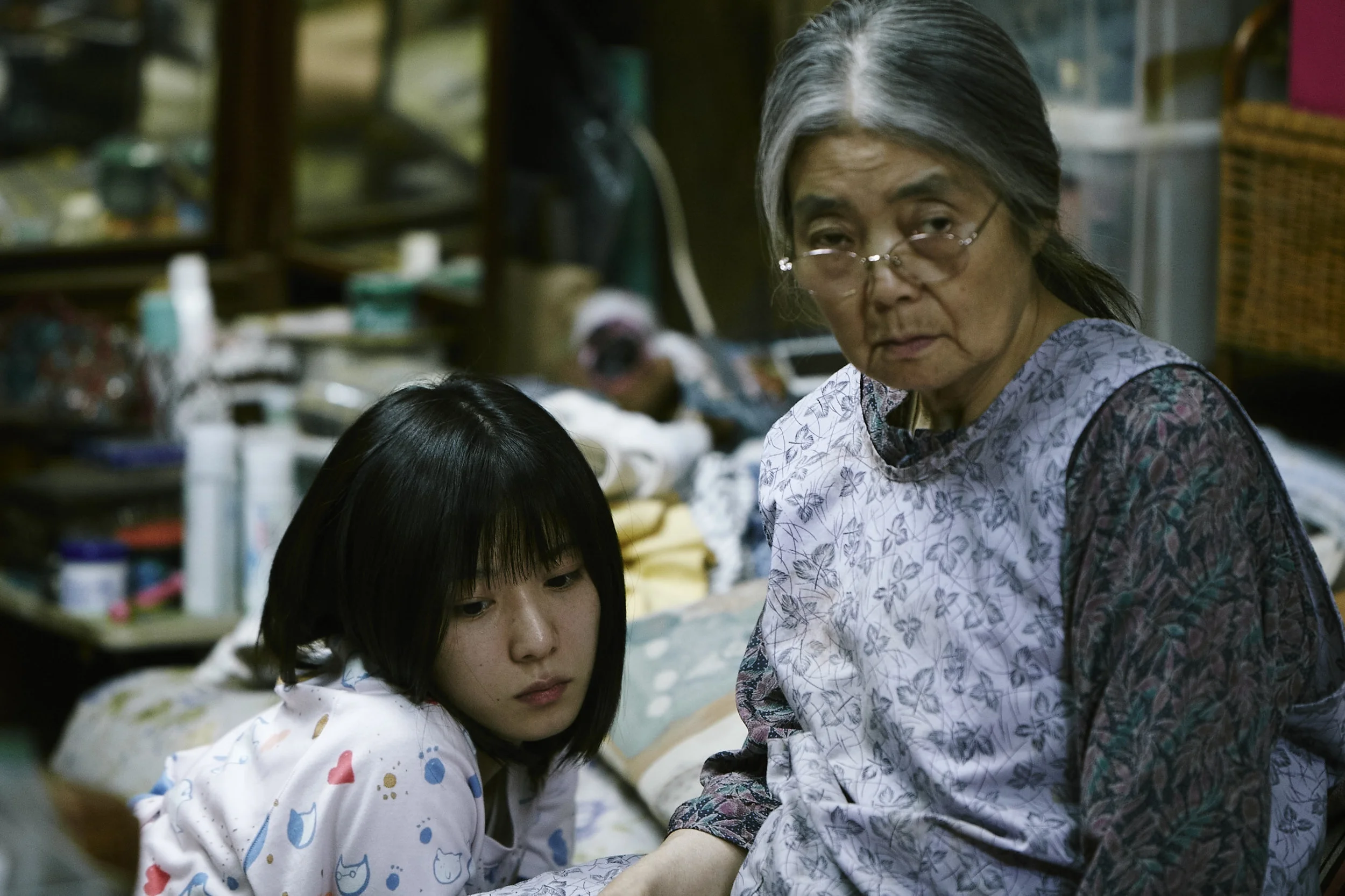 Bestemor Hatsue (Kirin Kiki) vil ikke dø i ensomhet. Barnebarnet Aki (Mayu Matsuoka) lengter etter en mann å elske.